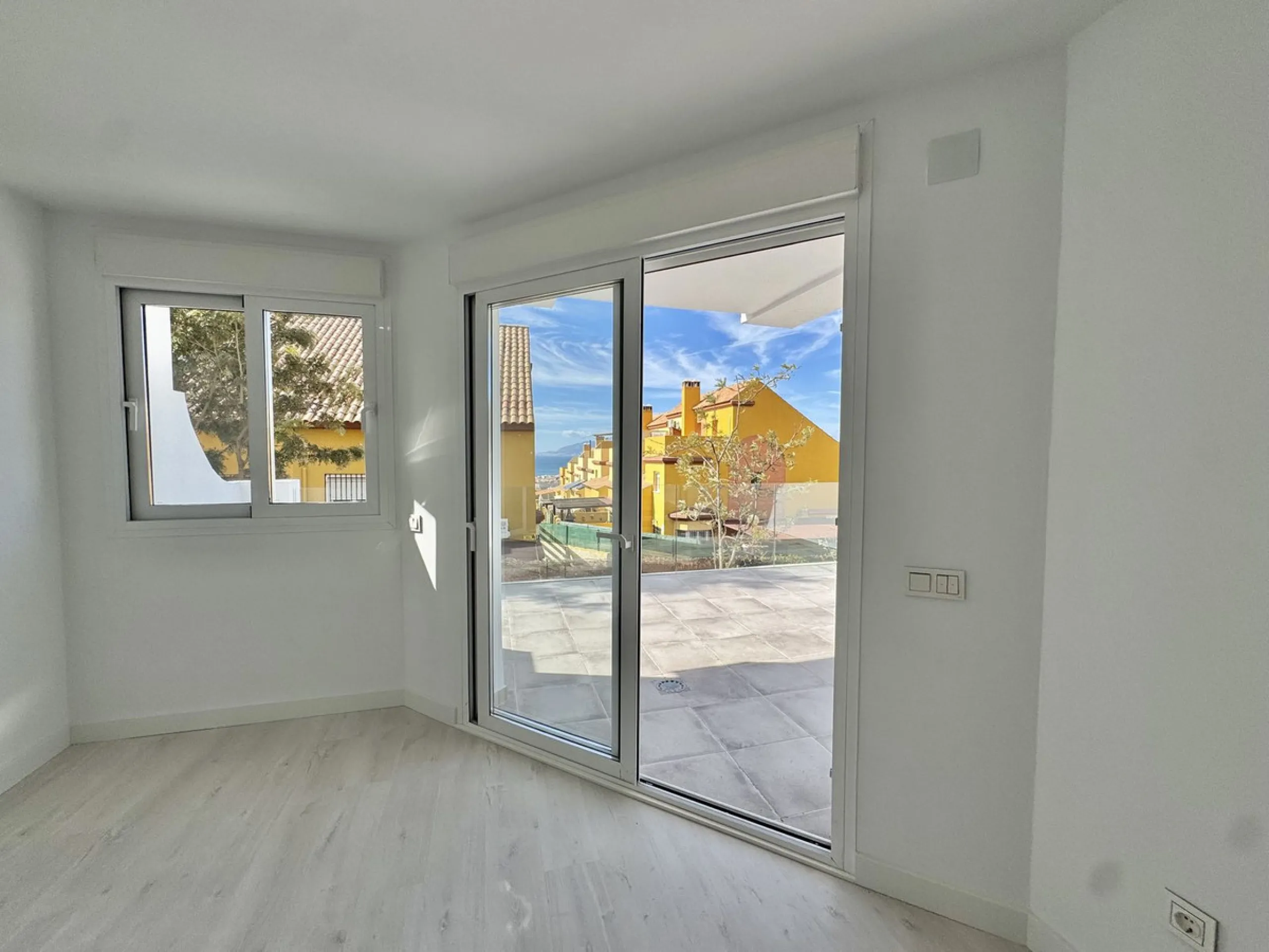 A residential complex with a unique style and wonderful sea views, complementing the bright apartments and penthouses thanks to their excellent orientation, contemporary design, and spacious terraces and solariums.