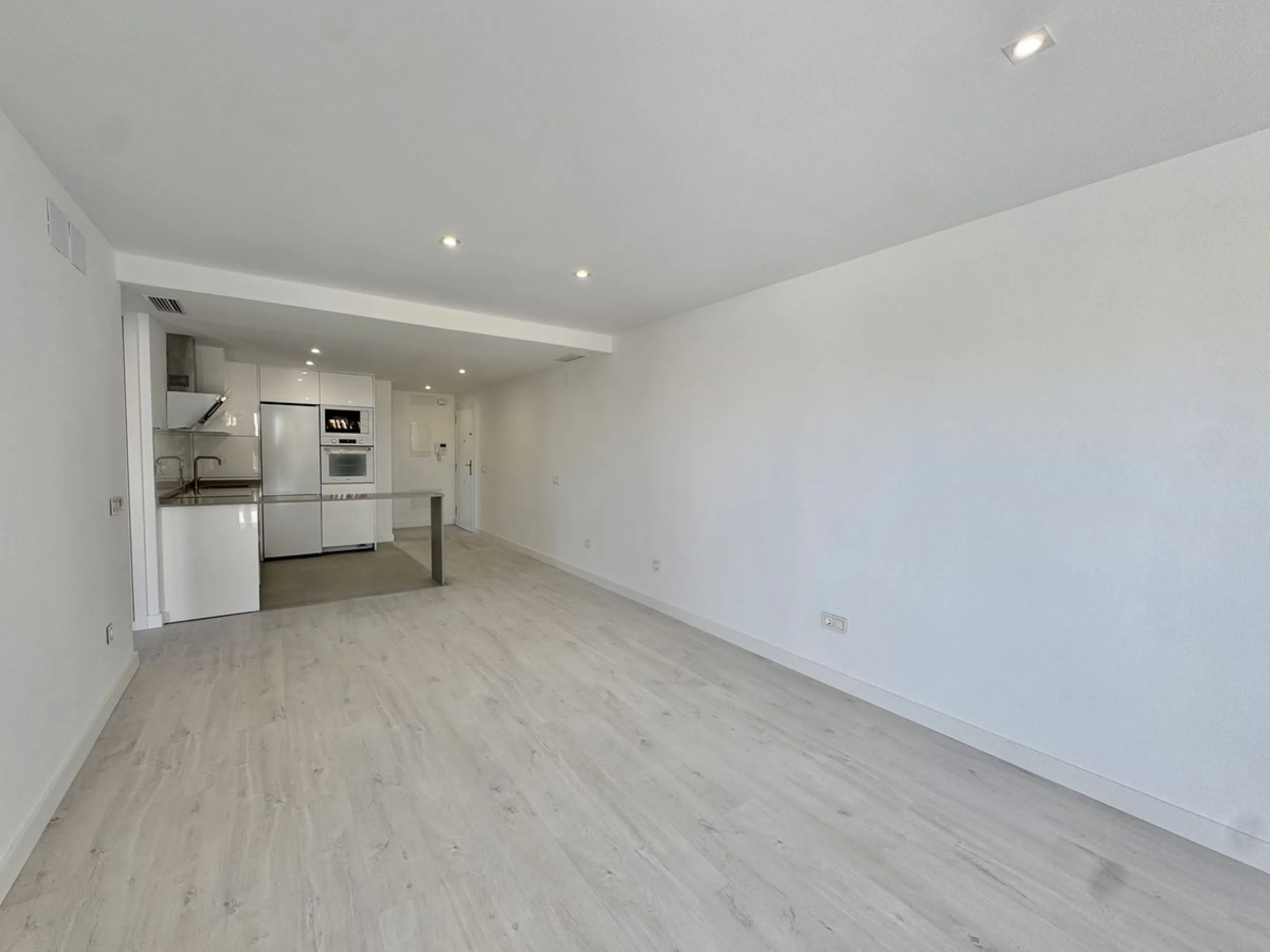 A residential complex with a unique style and wonderful sea views, complementing the bright apartments and penthouses thanks to their excellent orientation, contemporary design, and spacious terraces and solariums.