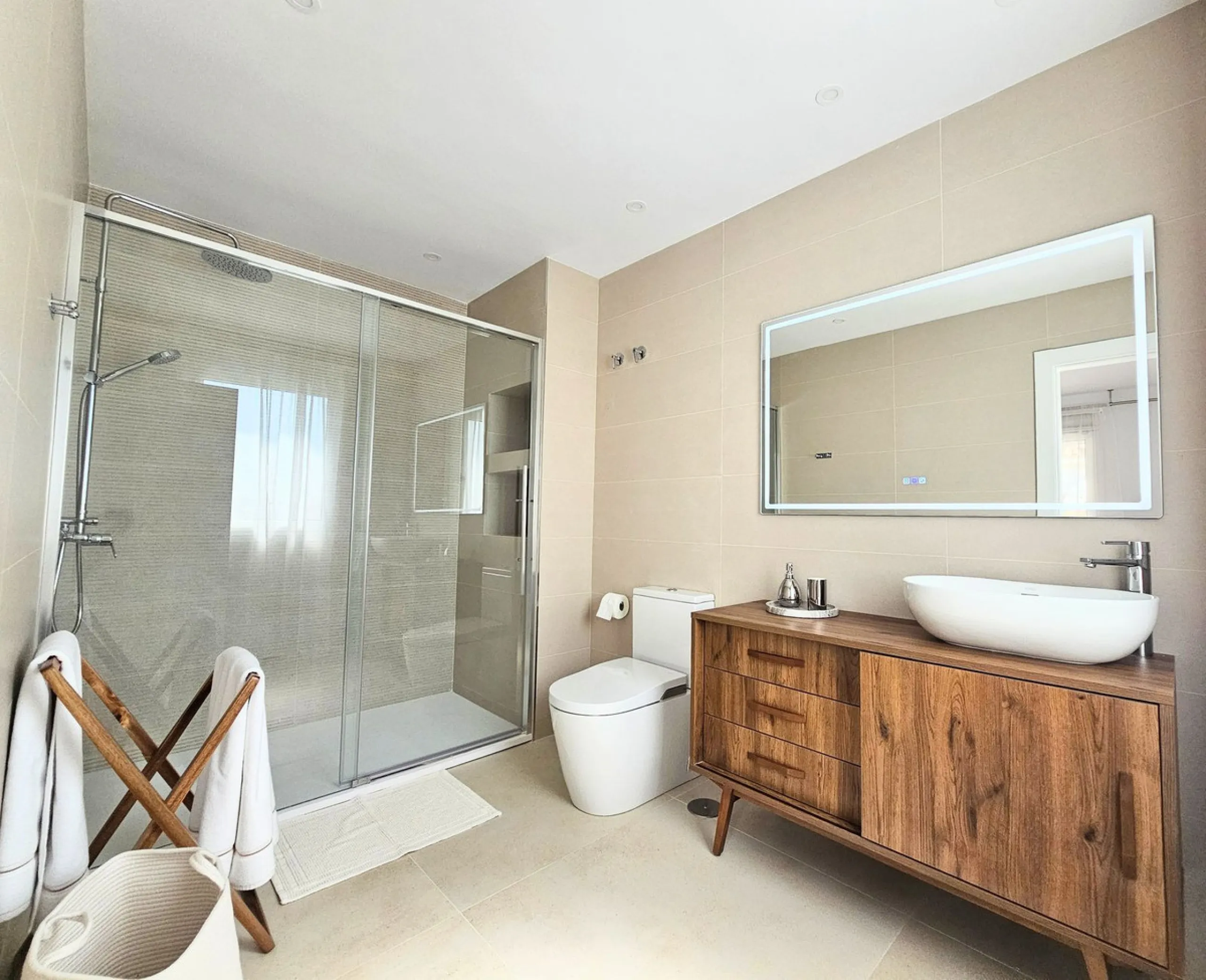 Unique opportunity to purchase an independent house within walking distance to all amenities, beach and golf in La Cala de Mijas.