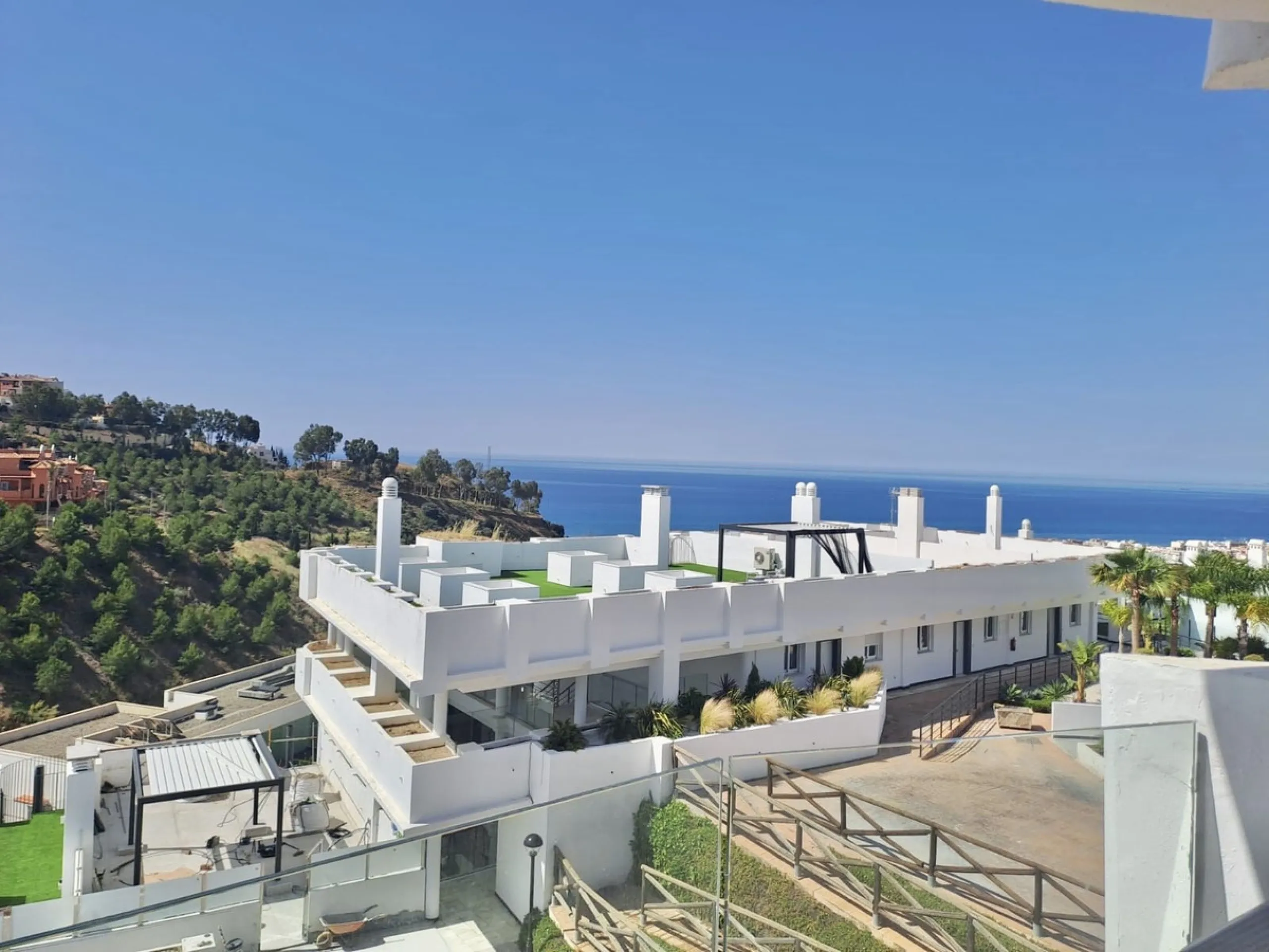 A residential complex with a unique style and wonderful sea views, complementing the bright apartments and penthouses thanks to their excellent orientation, contemporary design, and spacious terraces and solariums.