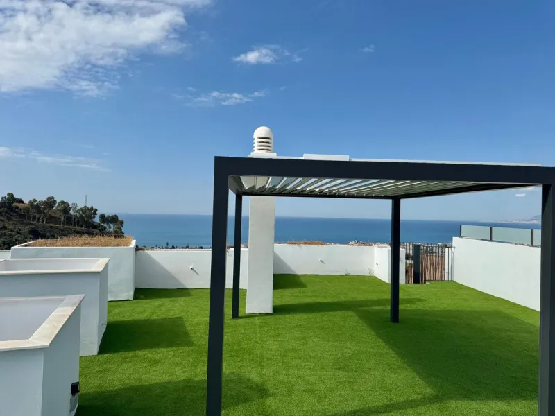 A residential complex with a unique style and wonderful sea views, complementing the bright apartments and penthouses thanks to their excellent orientation, contemporary design, and spacious terraces and solariums.