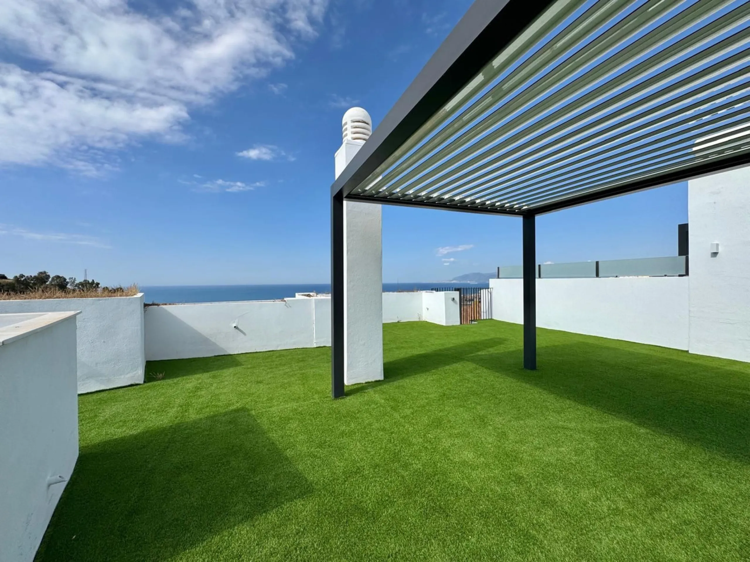 A residential complex with a unique style and wonderful sea views, complementing the bright apartments and penthouses thanks to their excellent orientation, contemporary design, and spacious terraces and solariums.