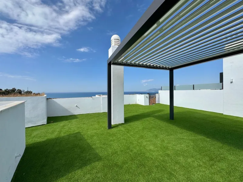 A residential complex with a unique style and wonderful sea views, complementing the bright apartments and penthouses thanks to their excellent orientation, contemporary design, and spacious terraces and solariums.