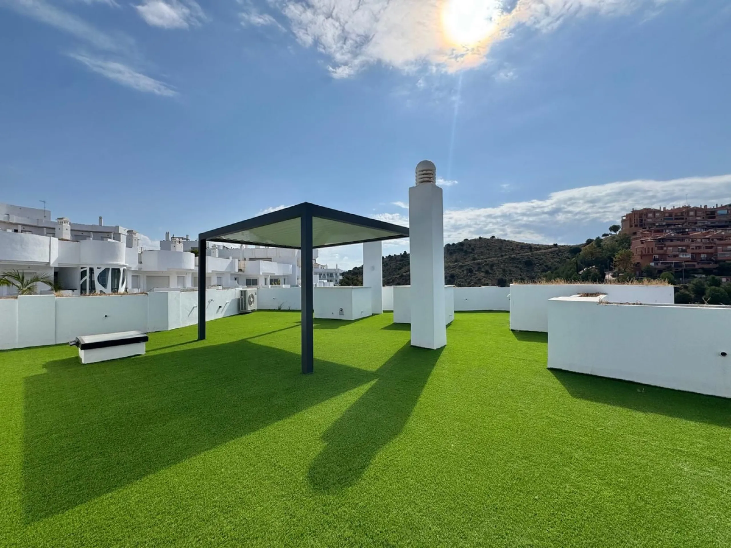 A residential complex with a unique style and wonderful sea views, complementing the bright apartments and penthouses thanks to their excellent orientation, contemporary design, and spacious terraces and solariums.