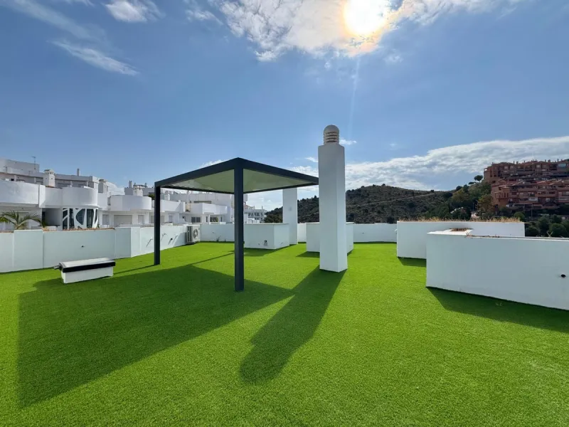 A residential complex with a unique style and wonderful sea views, complementing the bright apartments and penthouses thanks to their excellent orientation, contemporary design, and spacious terraces and solariums.