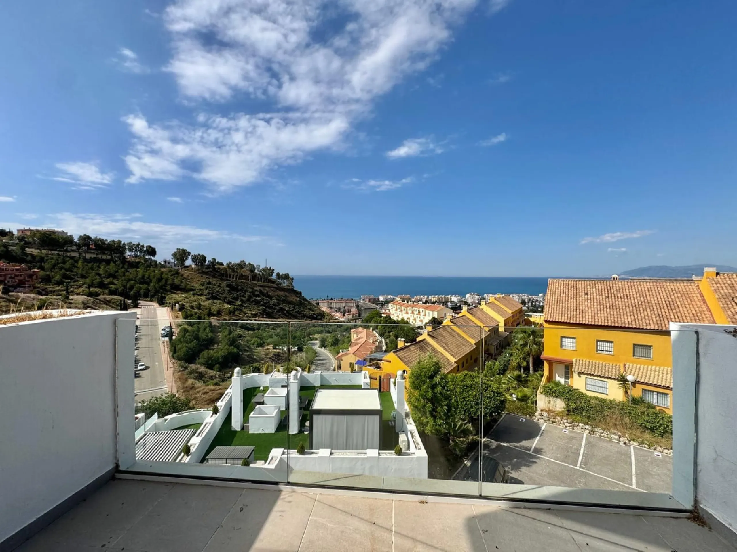 A residential complex with a unique style and wonderful sea views, complementing the bright apartments and penthouses thanks to their excellent orientation, contemporary design, and spacious terraces and solariums.
