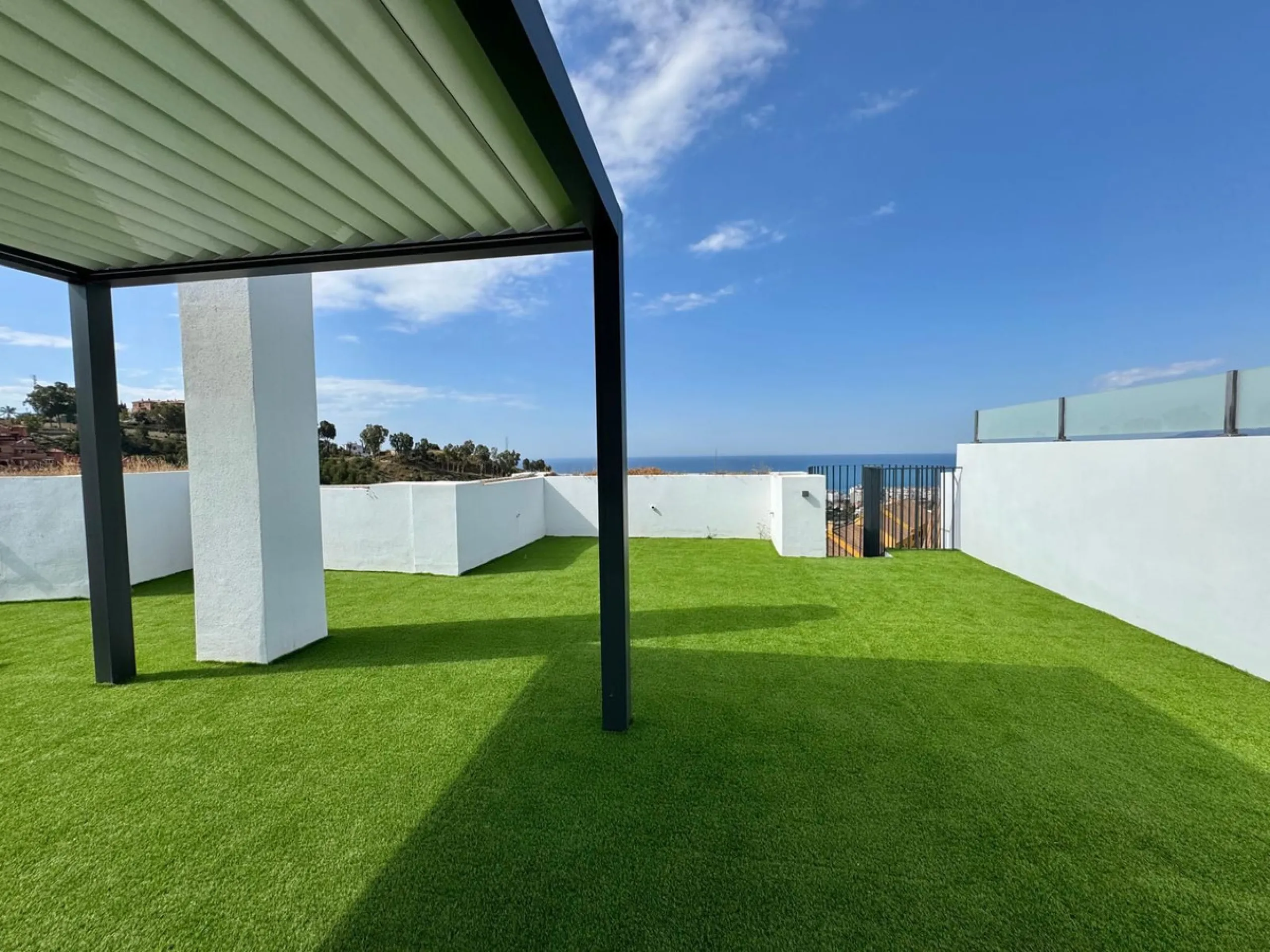 A residential complex with a unique style and wonderful sea views, complementing the bright apartments and penthouses thanks to their excellent orientation, contemporary design, and spacious terraces and solariums.