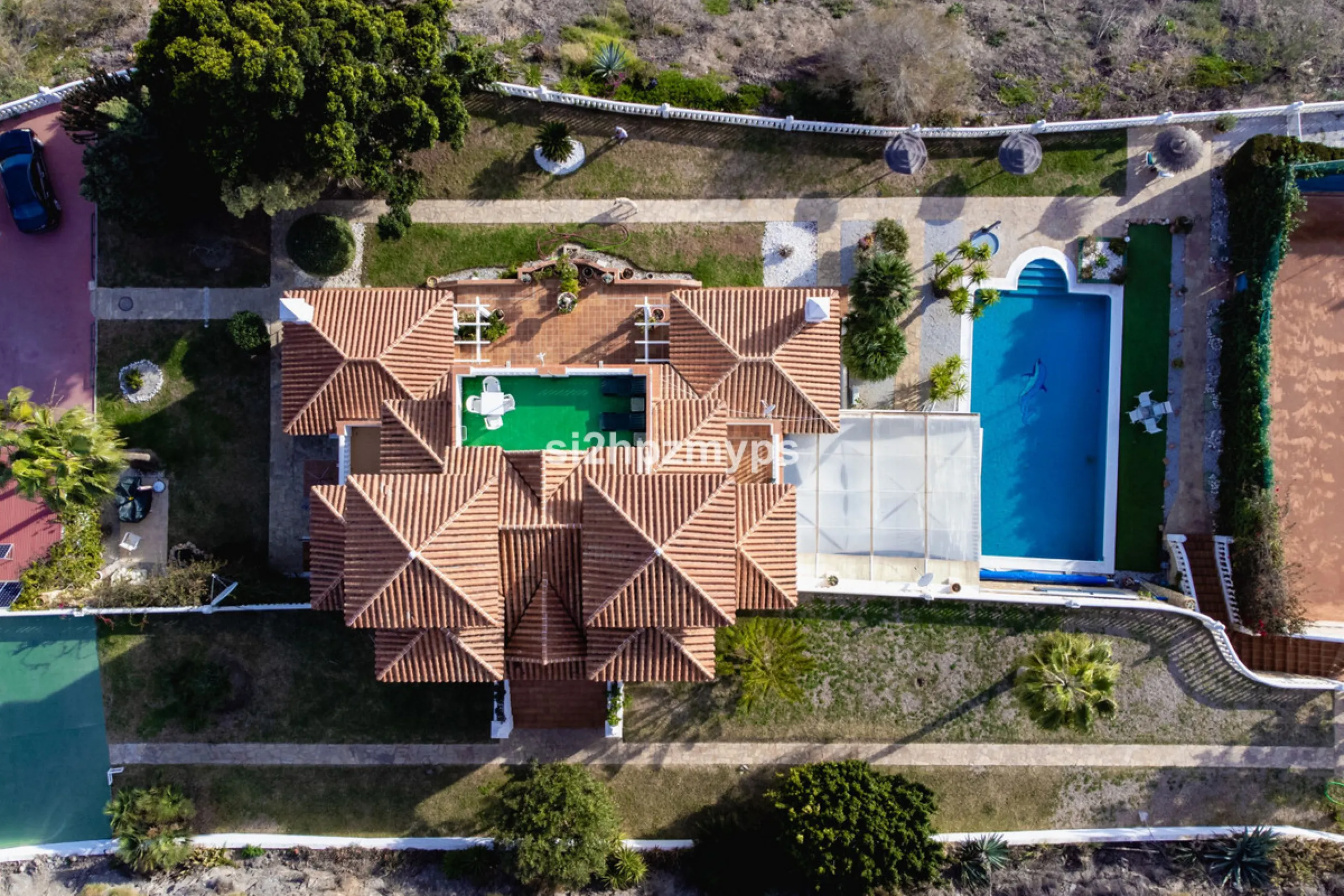 Große Villa in Torrox mit Tennisplatz und guten Geschäftsmöglichkeiten