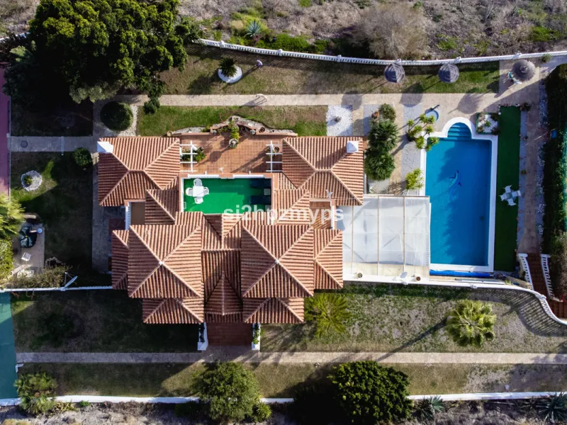 Große Villa in Torrox mit Tennisplatz und guten Geschäftsmöglichkeiten