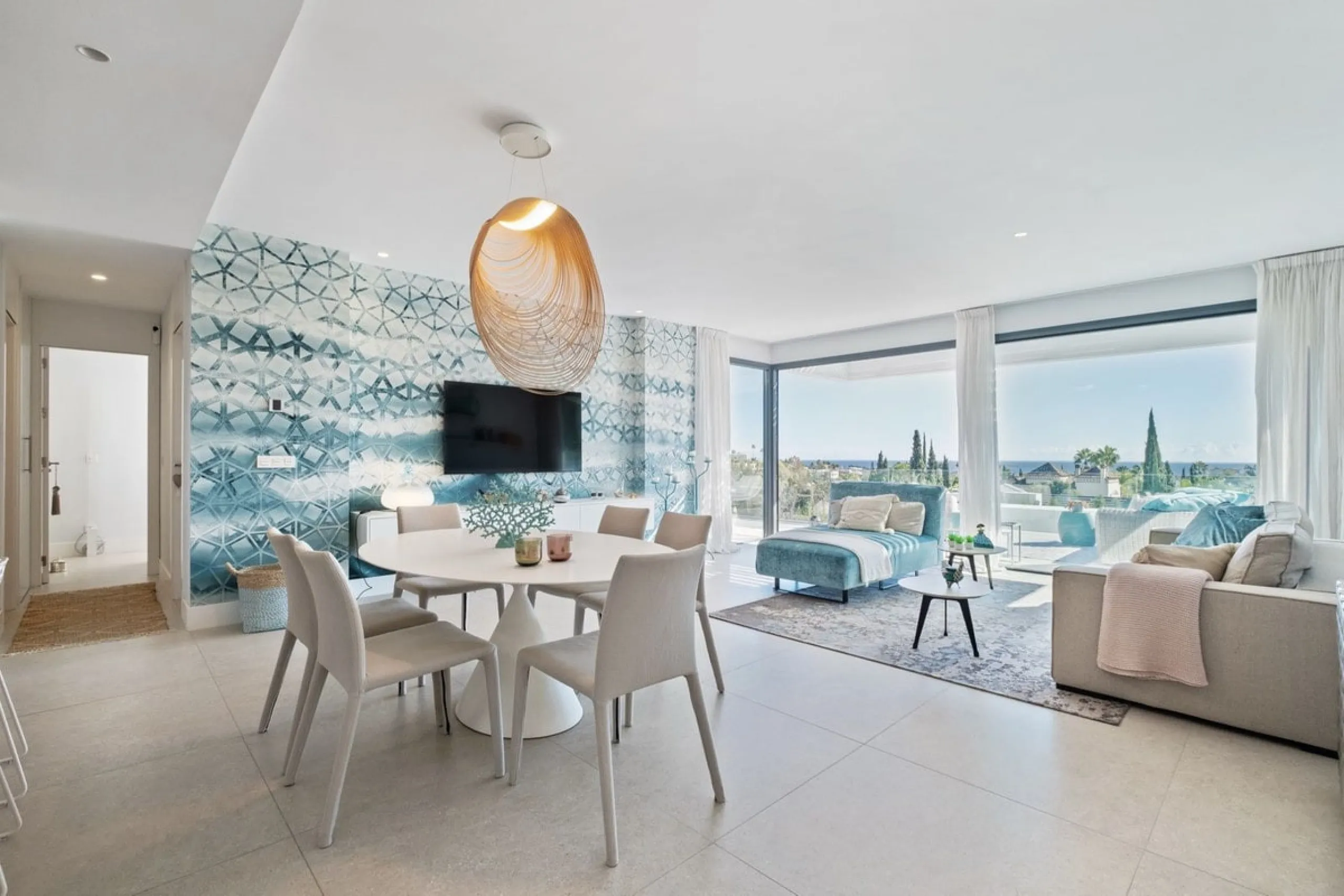 Apartment - Middle Floor Apartment в продаже в Benahavís, Málaga. В доме 2 спален и 2 ванных комнат. Площадь дома 112 м²