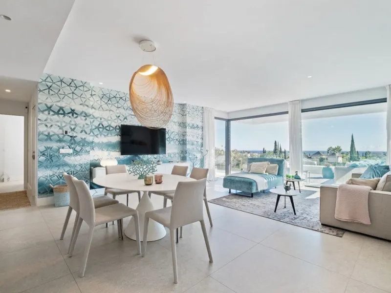 This well presented two-bedroom, two-bathroom apartment is located in the sought-after Aqualina development, in the heart of Marbella's Golf Valley. The property offers 112 m² of interior living space and a generous 43 m² private terrace with open sea vie