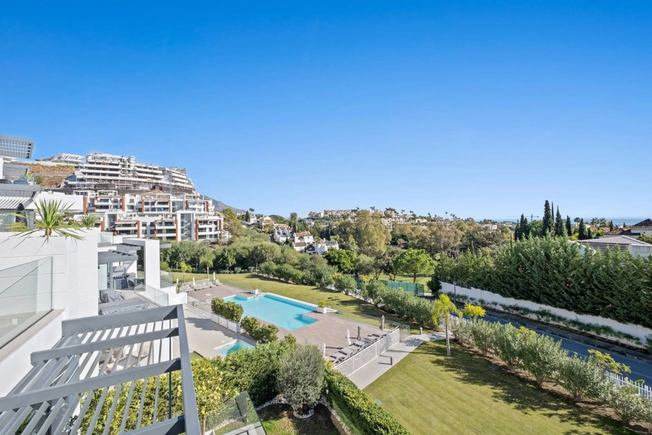 Apartment - Middle Floor Apartment в продаже в Benahavís, Málaga. В доме 2 спален и 2 ванных комнат. Площадь дома 112 м²