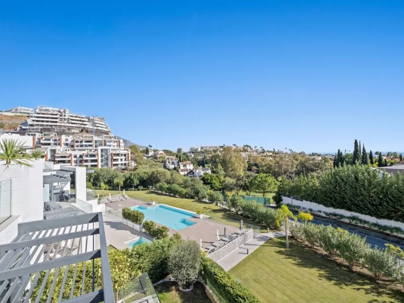 Apartment - Middle Floor Apartment в продаже в Benahavís, Málaga. В доме 2 спален и 2 ванных комнат. Площадь дома 112 м²