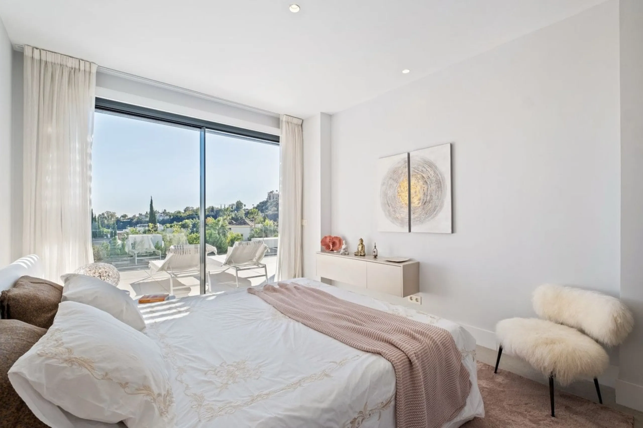Apartment - Middle Floor Apartment в продаже в Benahavís, Málaga. В доме 2 спален и 2 ванных комнат. Площадь дома 112 м²