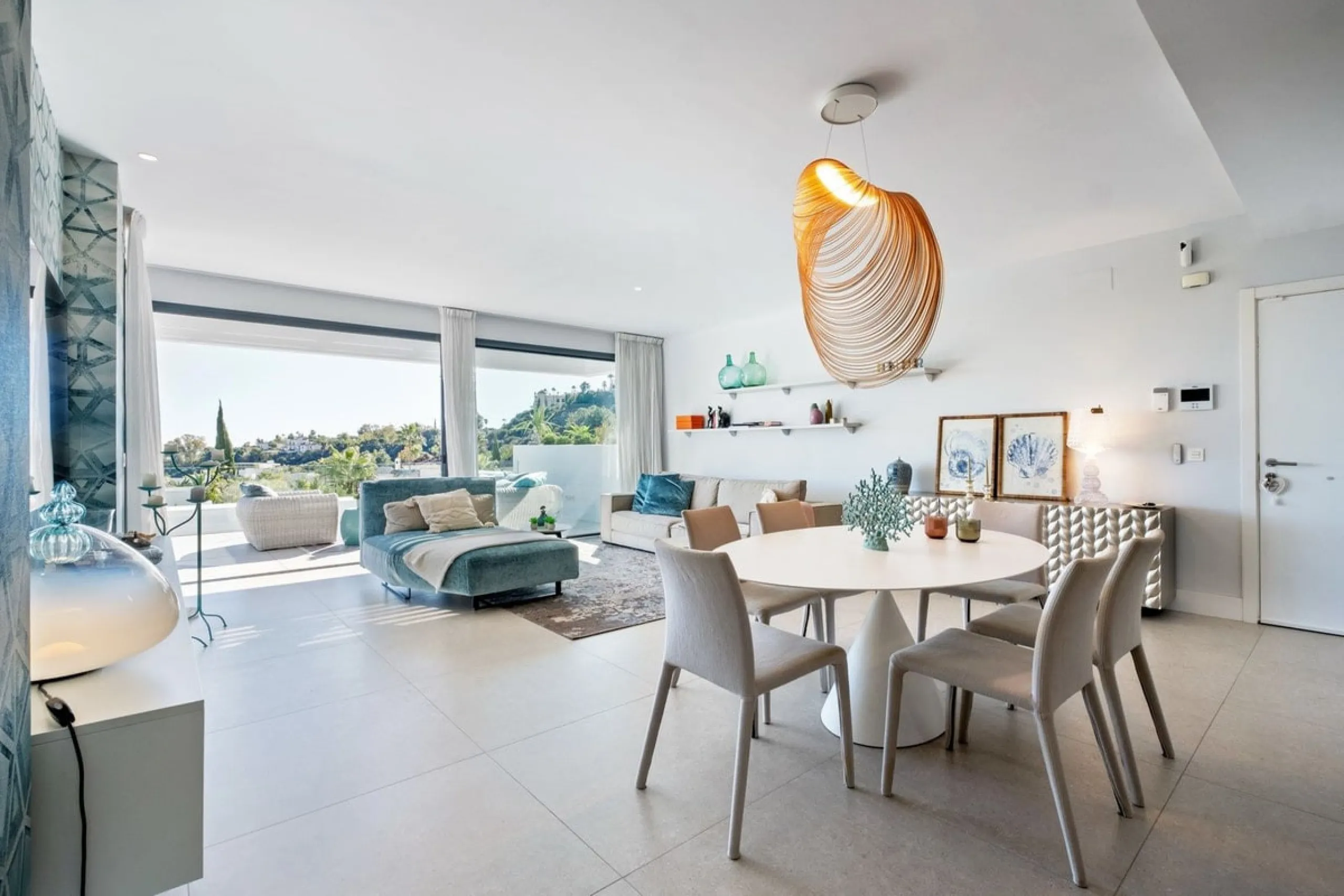Apartment - Middle Floor Apartment в продаже в Benahavís, Málaga. В доме 2 спален и 2 ванных комнат. Площадь дома 112 м²