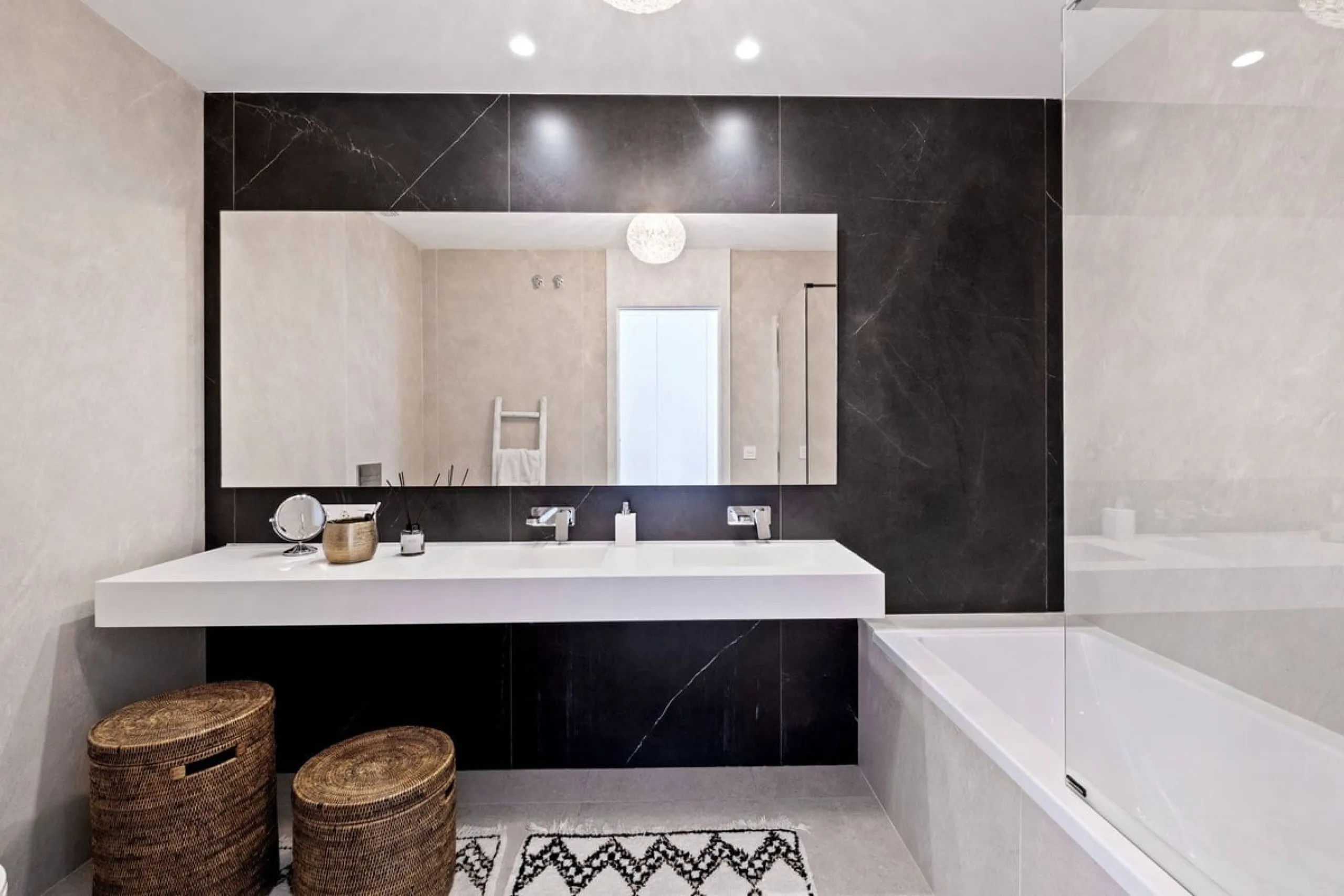 Apartment - Middle Floor Apartment в продаже в Benahavís, Málaga. В доме 2 спален и 2 ванных комнат. Площадь дома 112 м²