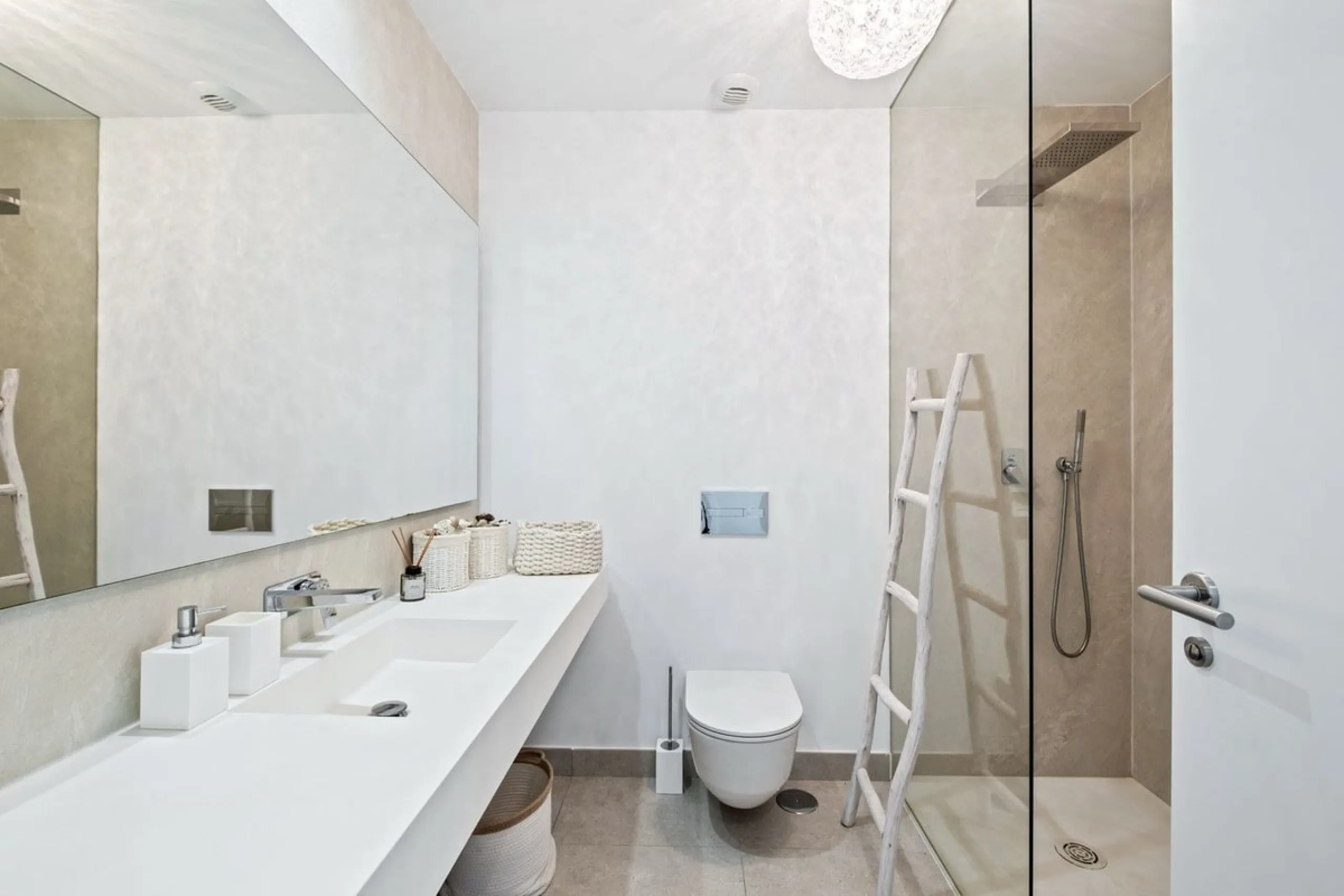 Apartment - Middle Floor Apartment в продаже в Benahavís, Málaga. В доме 2 спален и 2 ванных комнат. Площадь дома 112 м²