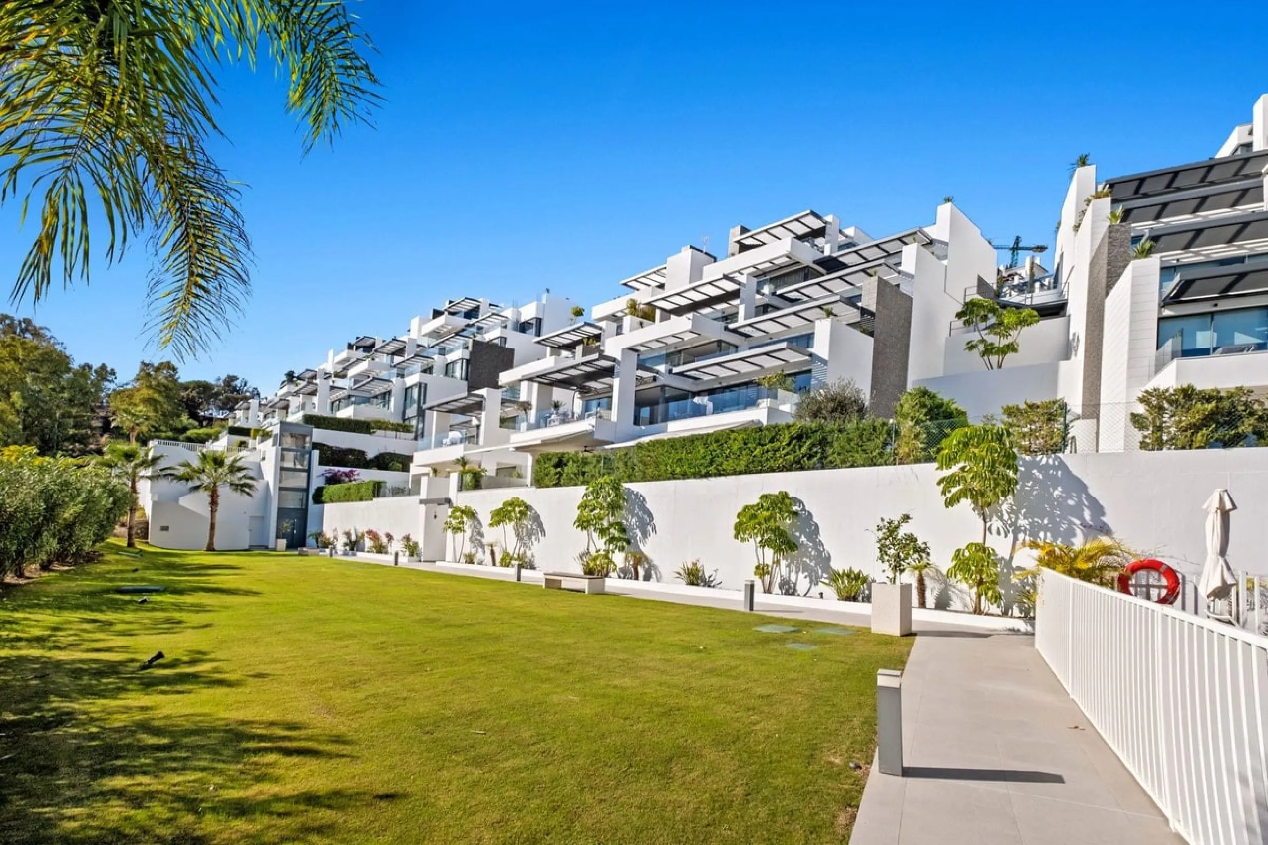Apartment - Middle Floor Apartment в продаже в Benahavís, Málaga. В доме 2 спален и 2 ванных комнат. Площадь дома 112 м²
