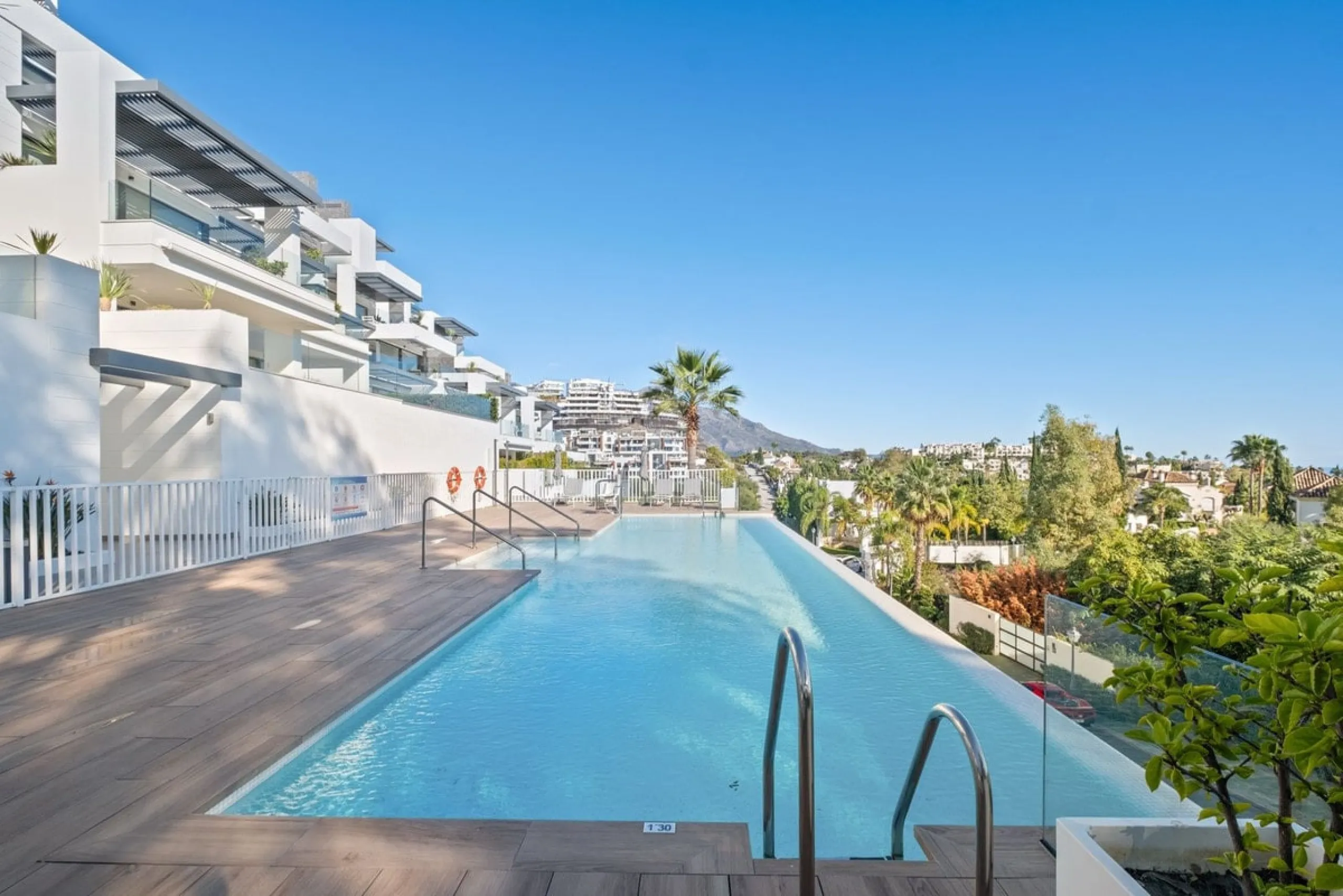 Apartment - Middle Floor Apartment в продаже в Benahavís, Málaga. В доме 2 спален и 2 ванных комнат. Площадь дома 112 м²
