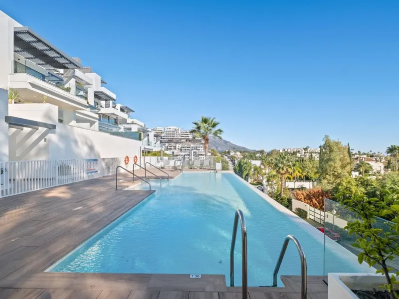 Apartment - Middle Floor Apartment в продаже в Benahavís, Málaga. В доме 2 спален и 2 ванных комнат. Площадь дома 112 м²