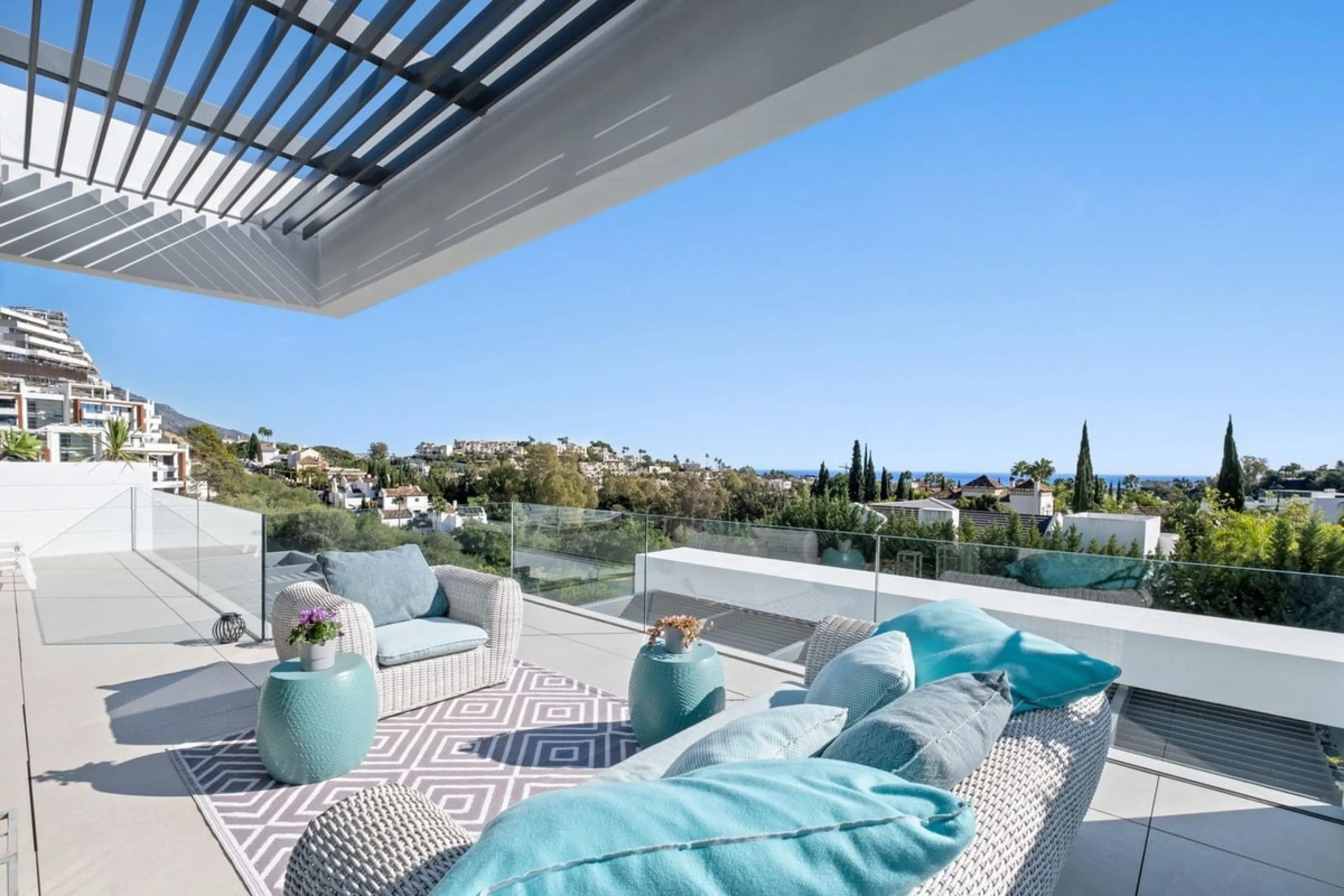 Apartment - Middle Floor Apartment в продаже в Benahavís, Málaga. В доме 2 спален и 2 ванных комнат. Площадь дома 112 м²