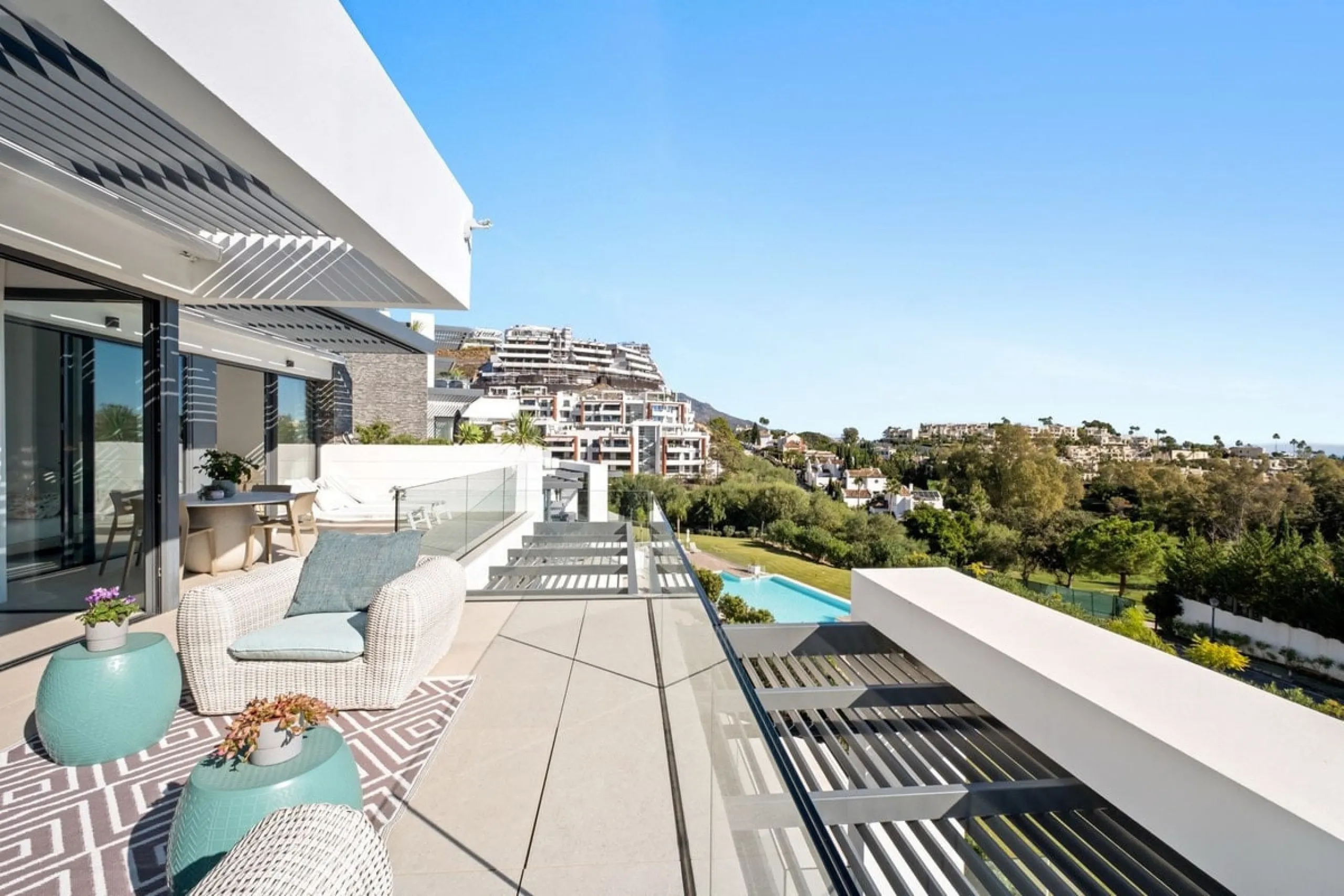 Apartment - Middle Floor Apartment в продаже в Benahavís, Málaga. В доме 2 спален и 2 ванных комнат. Площадь дома 112 м²