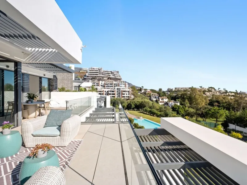 Apartment - Middle Floor Apartment в продаже в Benahavís, Málaga. В доме 2 спален и 2 ванных комнат. Площадь дома 112 м²