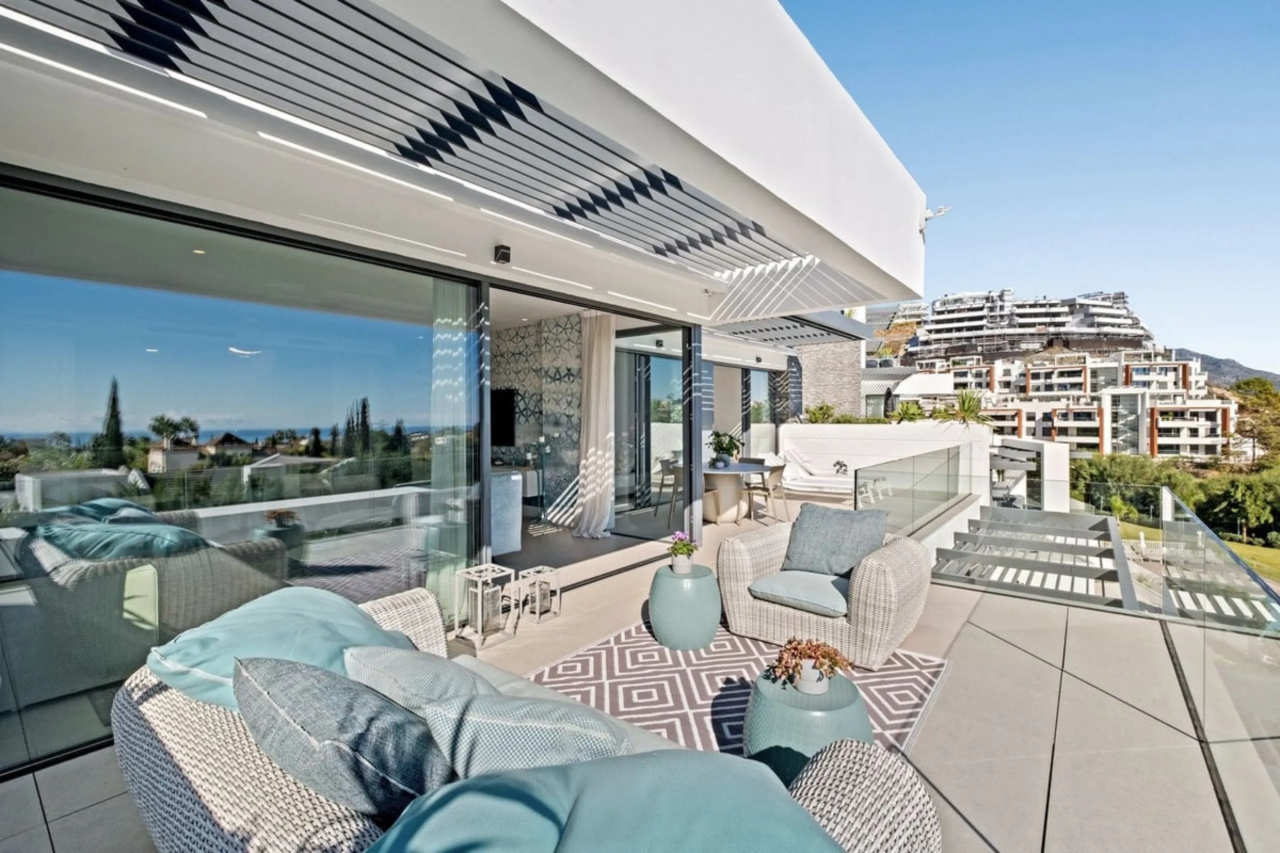 Apartment - Middle Floor Apartment в продаже в Benahavís, Málaga. В доме 2 спален и 2 ванных комнат. Площадь дома 112 м²