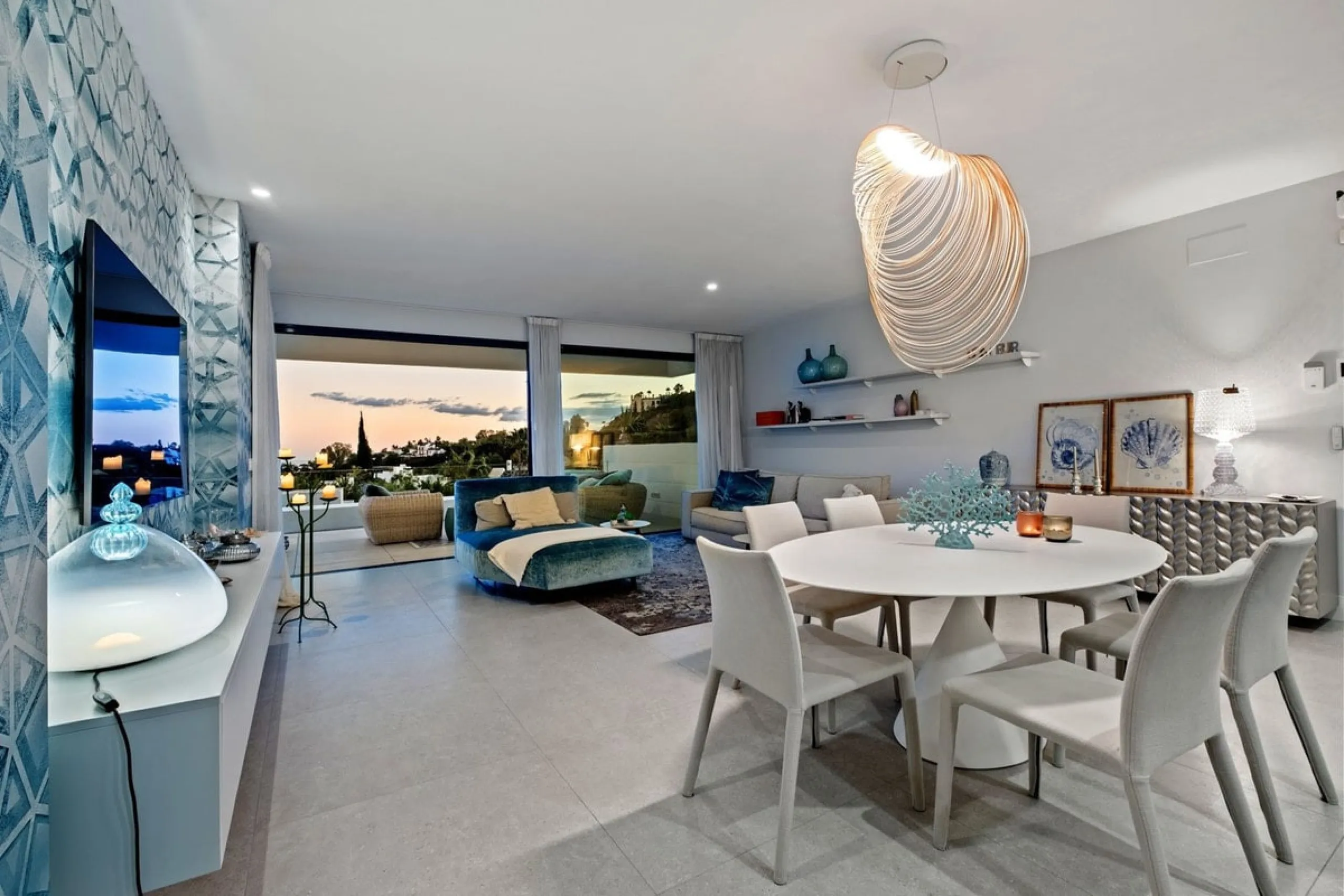 Apartment - Middle Floor Apartment в продаже в Benahavís, Málaga. В доме 2 спален и 2 ванных комнат. Площадь дома 112 м²