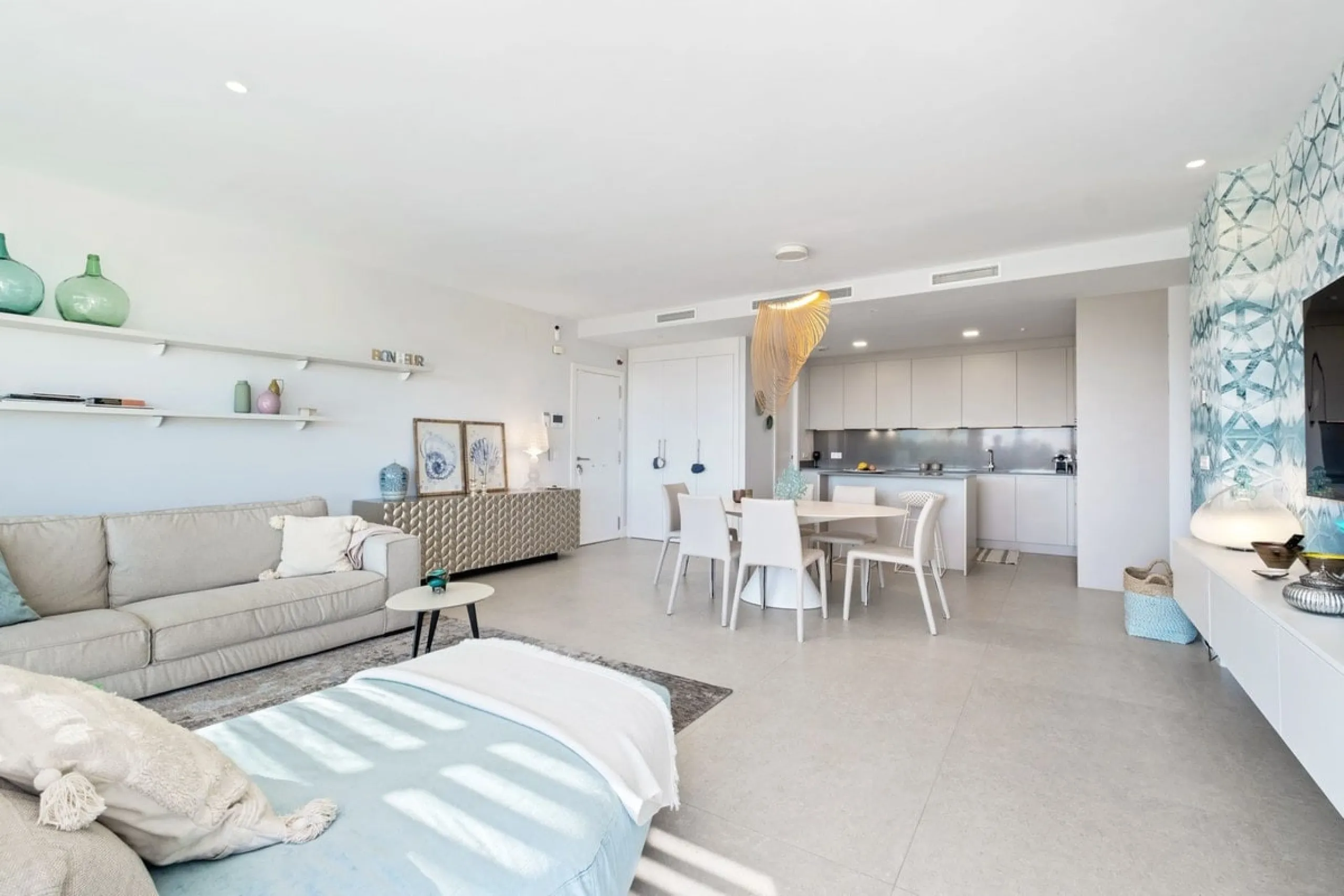 Apartment - Middle Floor Apartment в продаже в Benahavís, Málaga. В доме 2 спален и 2 ванных комнат. Площадь дома 112 м²