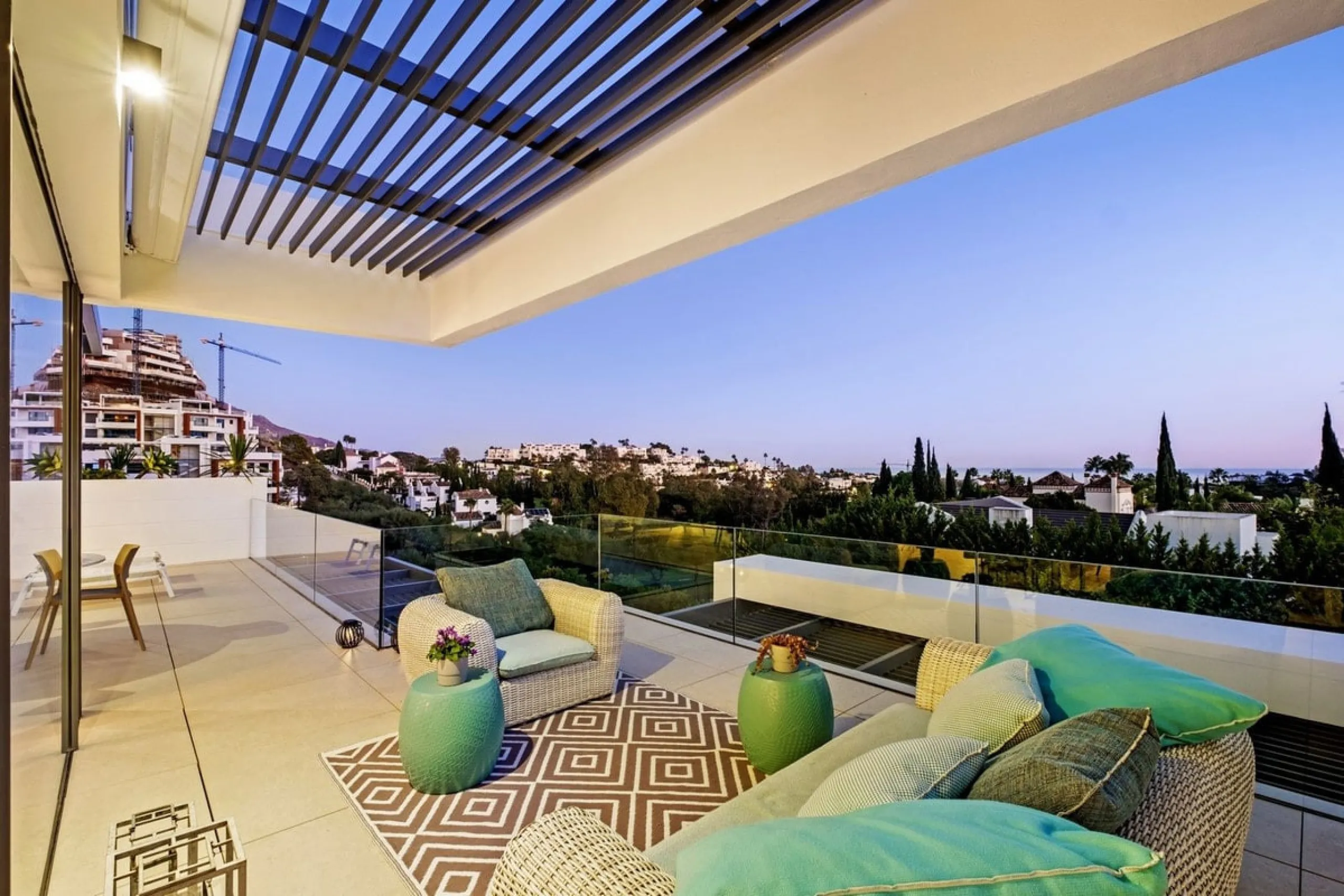 Apartment - Middle Floor Apartment в продаже в Benahavís, Málaga. В доме 2 спален и 2 ванных комнат. Площадь дома 112 м²