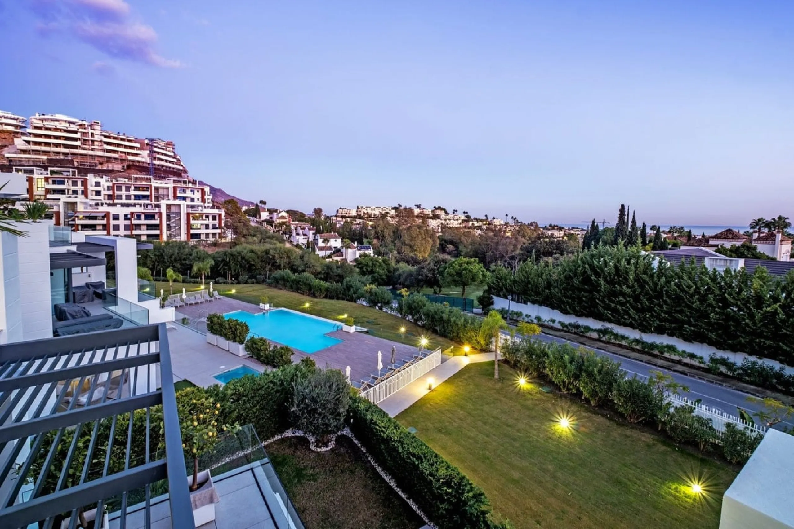 Apartment - Middle Floor Apartment в продаже в Benahavís, Málaga. В доме 2 спален и 2 ванных комнат. Площадь дома 112 м²
