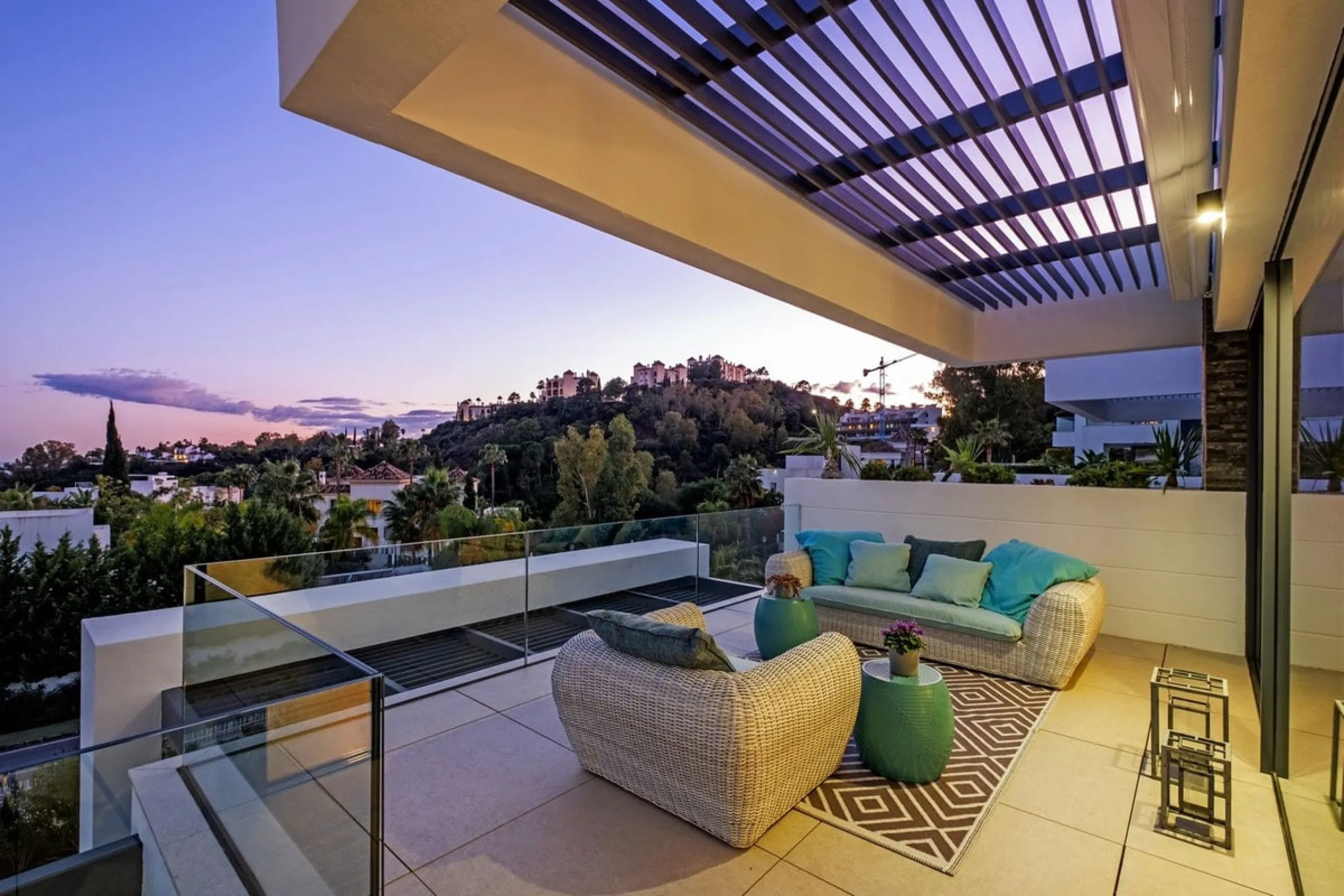 Apartment - Middle Floor Apartment в продаже в Benahavís, Málaga. В доме 2 спален и 2 ванных комнат. Площадь дома 112 м²