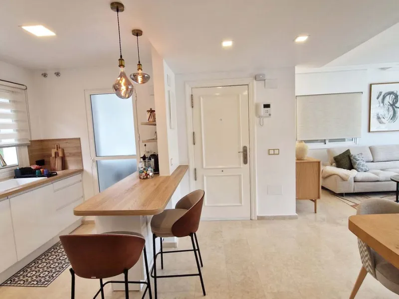 Very nice renovated 3 bed 2 bath (one in suite) penthouse for sale just 300 meters from the seafront and the beach in Benalmaadena Costa. This property has been renovated by the current owners. Electricity, plumbing, new kitchen, bathrooms completely chan