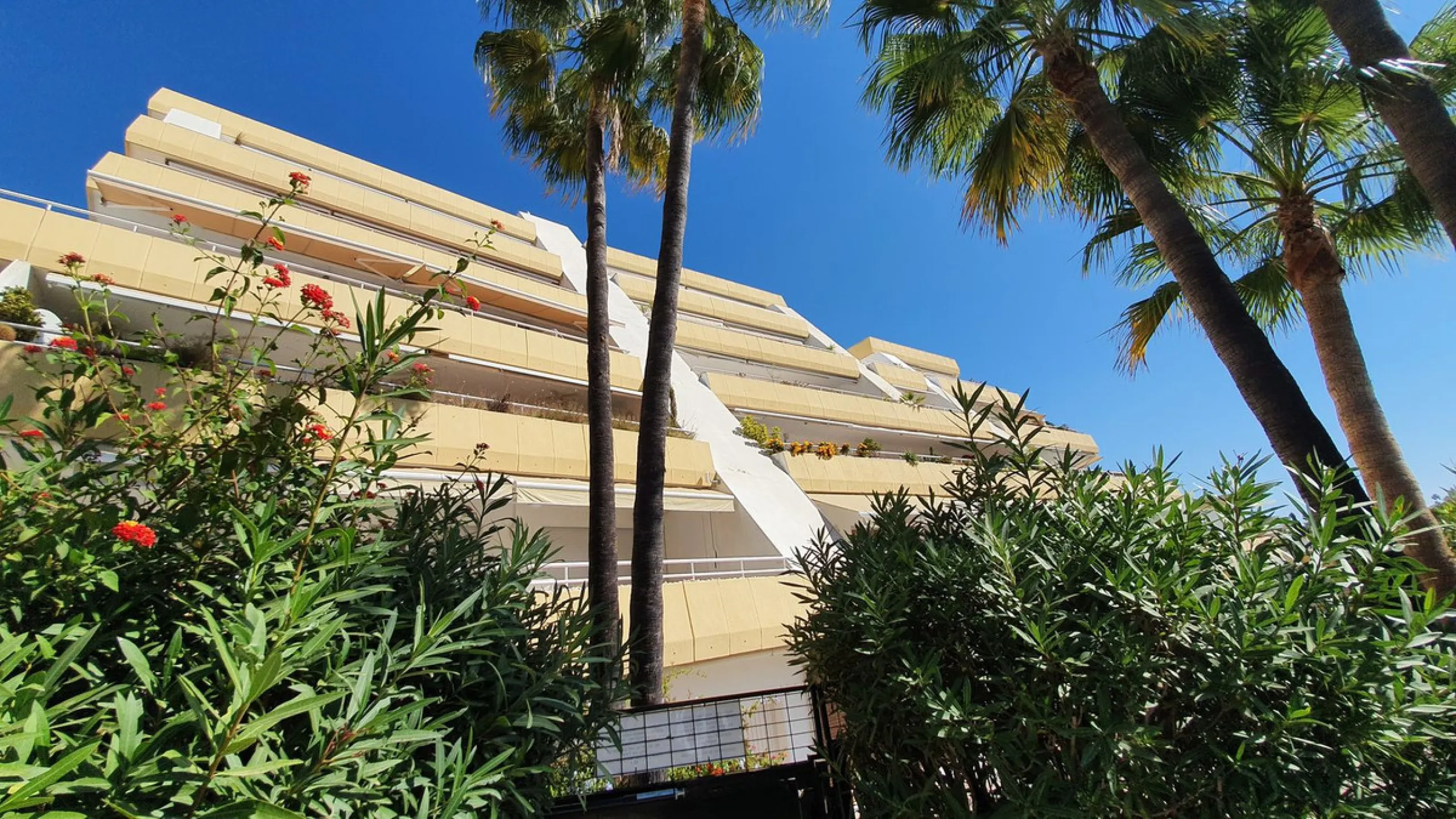 Apartment - Penthouse в продаже в Benalmadena, Málaga. В доме 3 спален и 2 ванных комнат. Площадь дома 122 м²