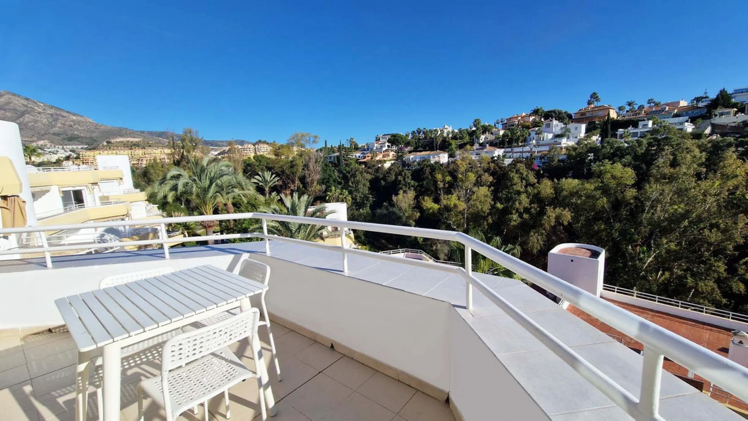 Apartment - Penthouse в продаже в Benalmadena, Málaga. В доме 3 спален и 2 ванных комнат. Площадь дома 122 м²