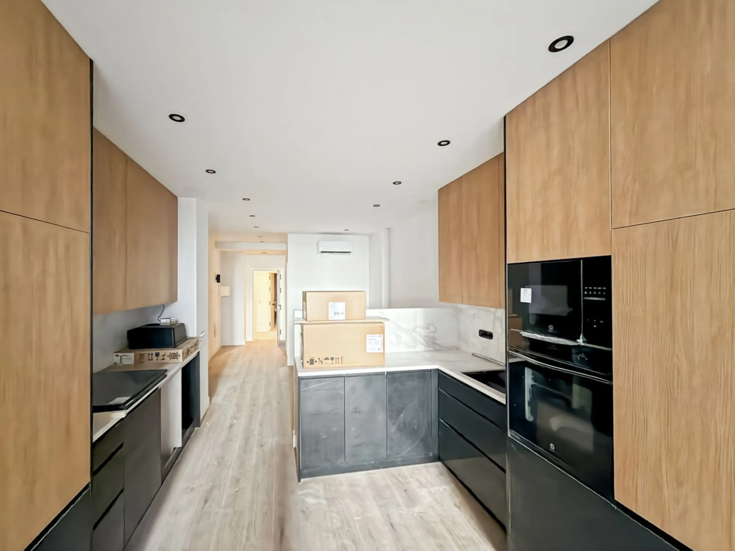 In the heart of Málaga, in the emblematic area of El Ejido and just a few steps from the Teatro Cánovas, this exclusive building of 8 tourist apartments represents an investment for those who seek more than numbers: they seek location, quality and long-te