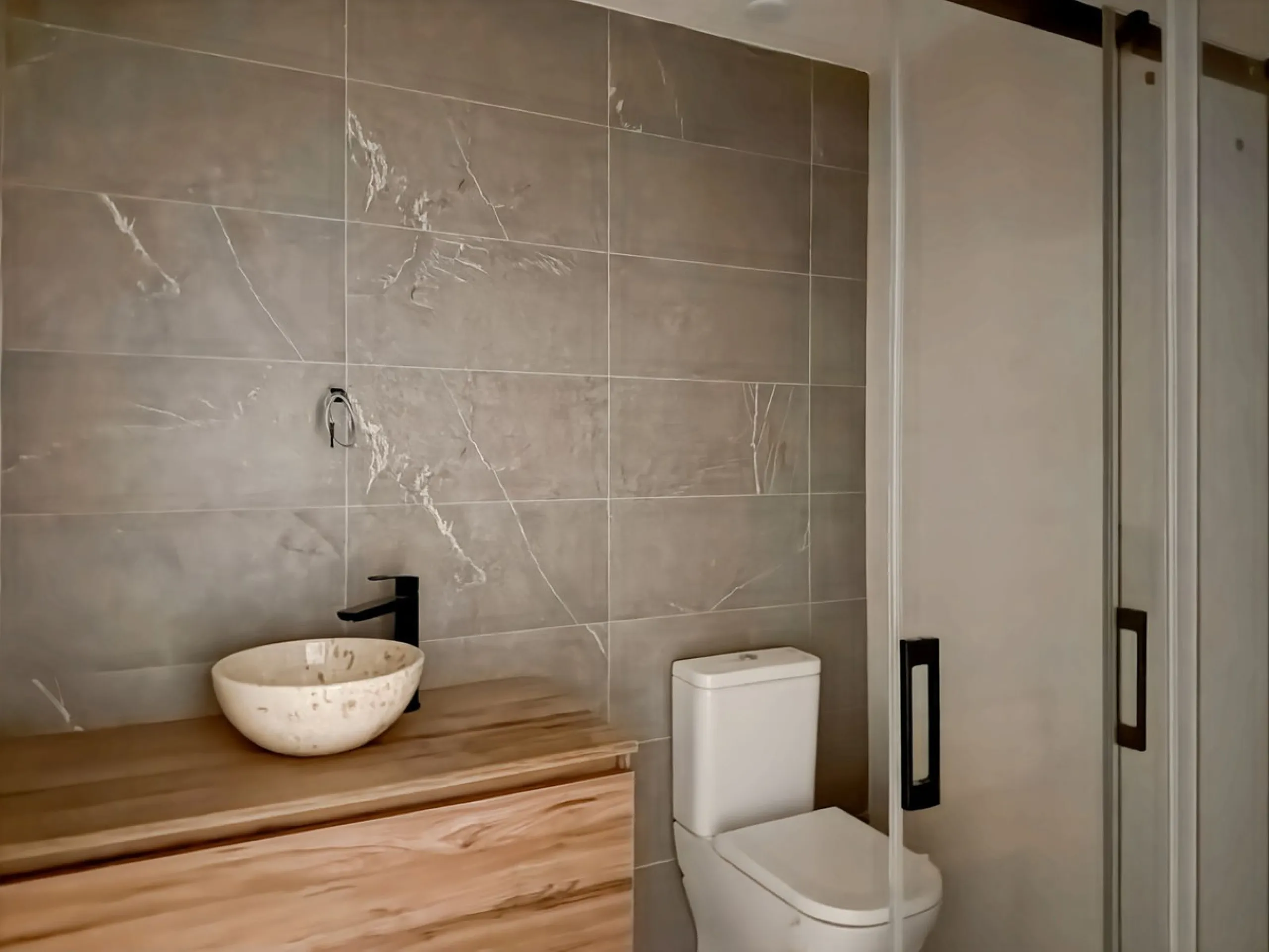 In the heart of Málaga, in the emblematic area of El Ejido and just a few steps from the Teatro Cánovas, this exclusive building of 8 tourist apartments represents an investment for those who seek more than numbers: they seek location, quality and long-te