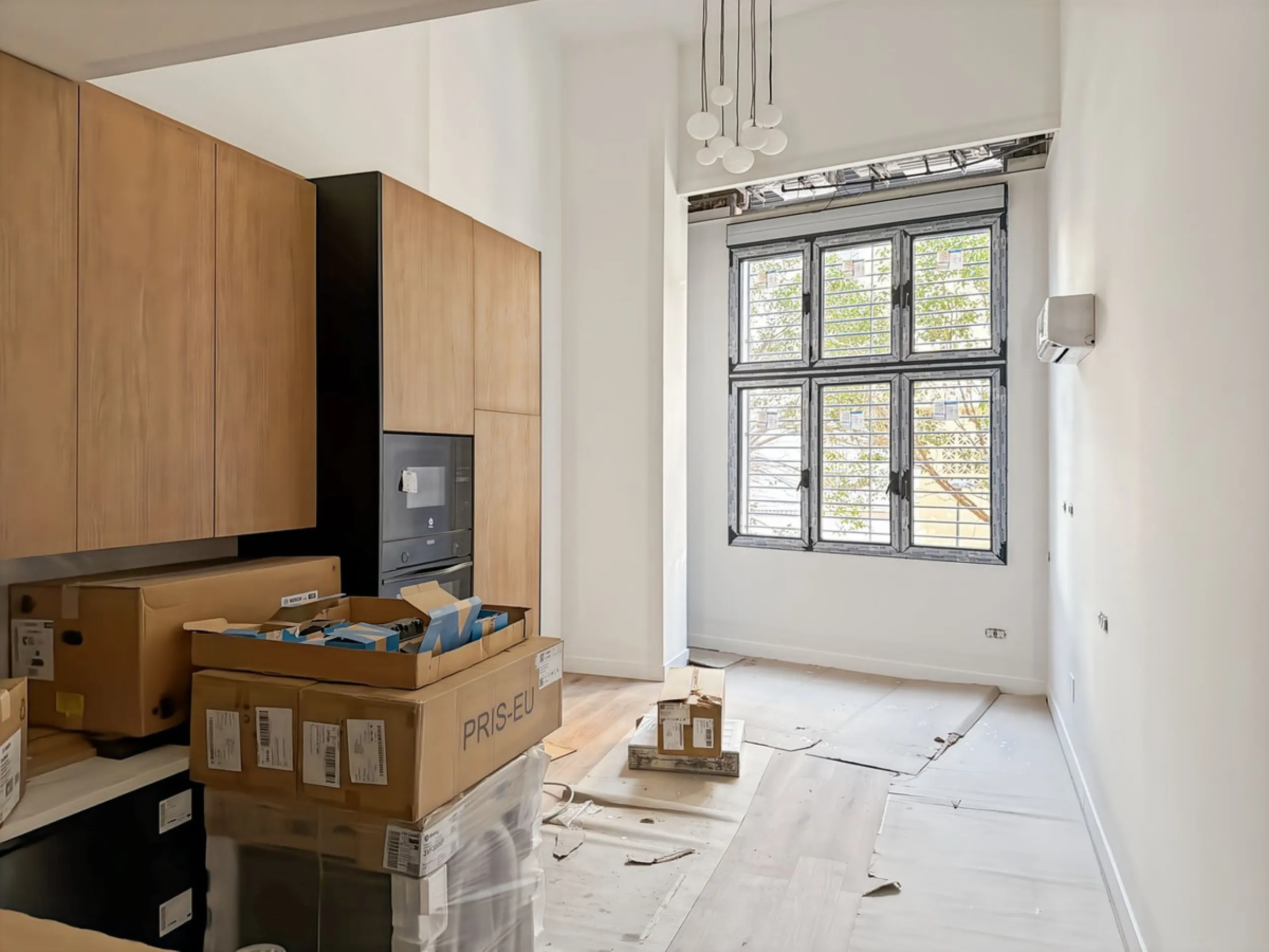 In the heart of Málaga, in the emblematic area of El Ejido and just a few steps from the Teatro Cánovas, this exclusive building of 8 tourist apartments represents an investment for those who seek more than numbers: they seek location, quality and long-te
