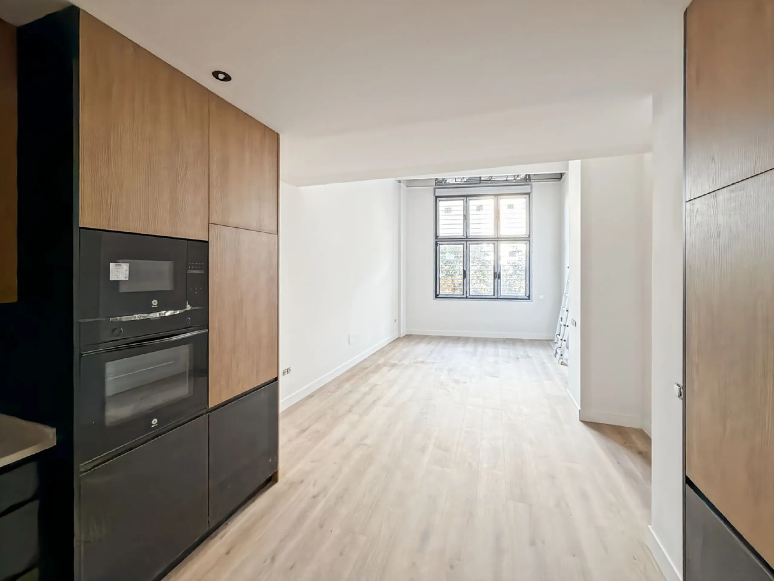 In the heart of Málaga, in the emblematic area of El Ejido and just a few steps from the Teatro Cánovas, this exclusive building of 8 tourist apartments represents an investment for those who seek more than numbers: they seek location, quality and long-te