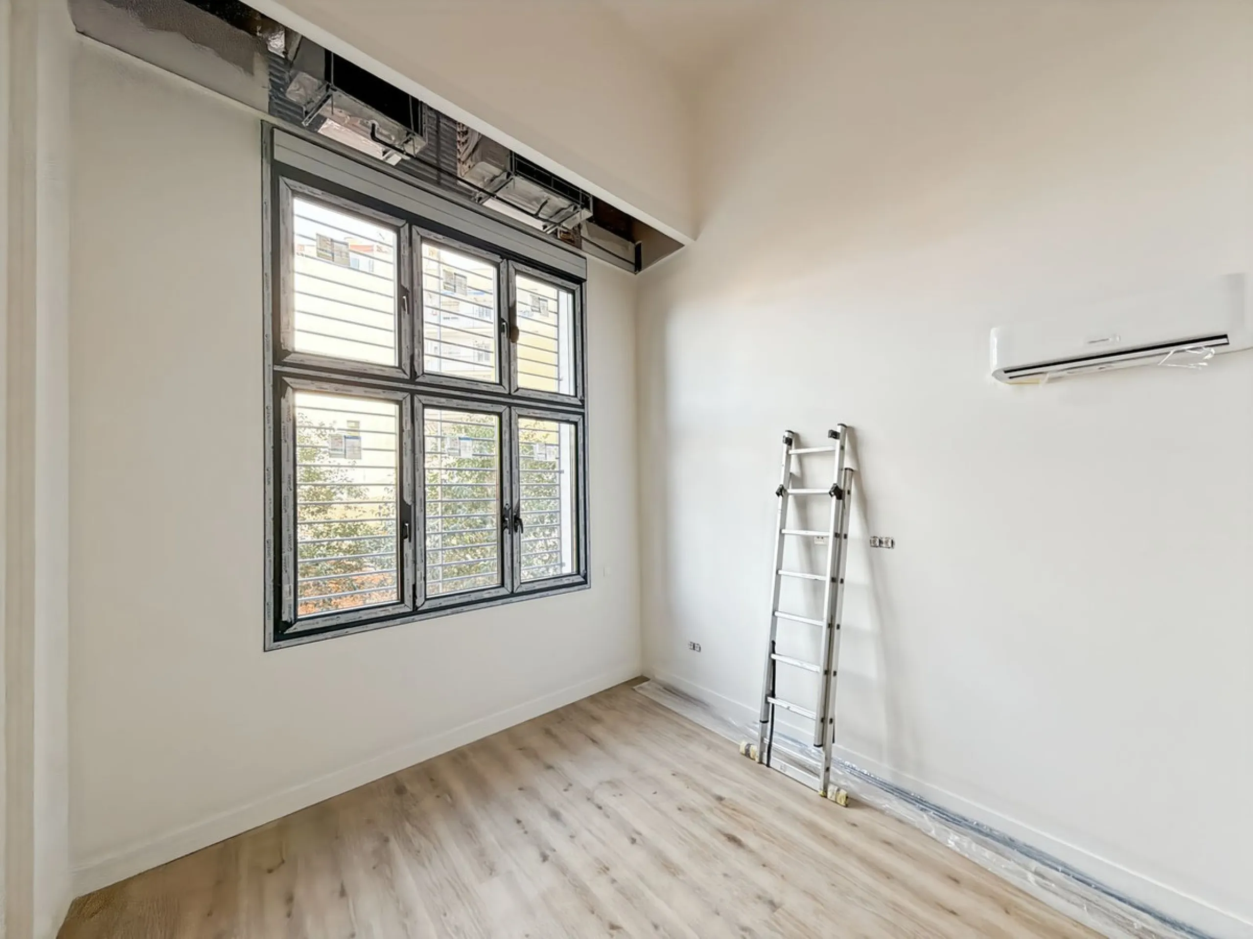 In the heart of Málaga, in the emblematic area of El Ejido and just a few steps from the Teatro Cánovas, this exclusive building of 8 tourist apartments represents an investment for those who seek more than numbers: they seek location, quality and long-te