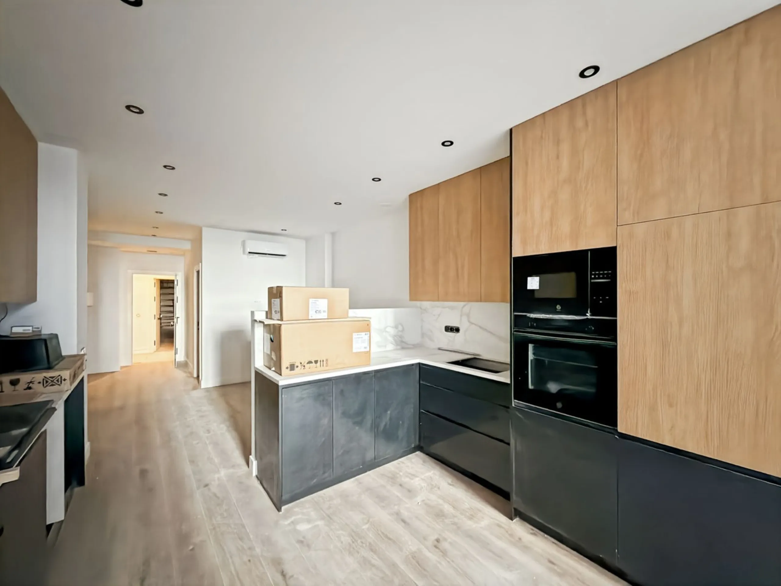 In the heart of Málaga, in the emblematic area of El Ejido and just a few steps from the Teatro Cánovas, this exclusive building of 8 tourist apartments represents an investment for those who seek more than numbers: they seek location, quality and long-te