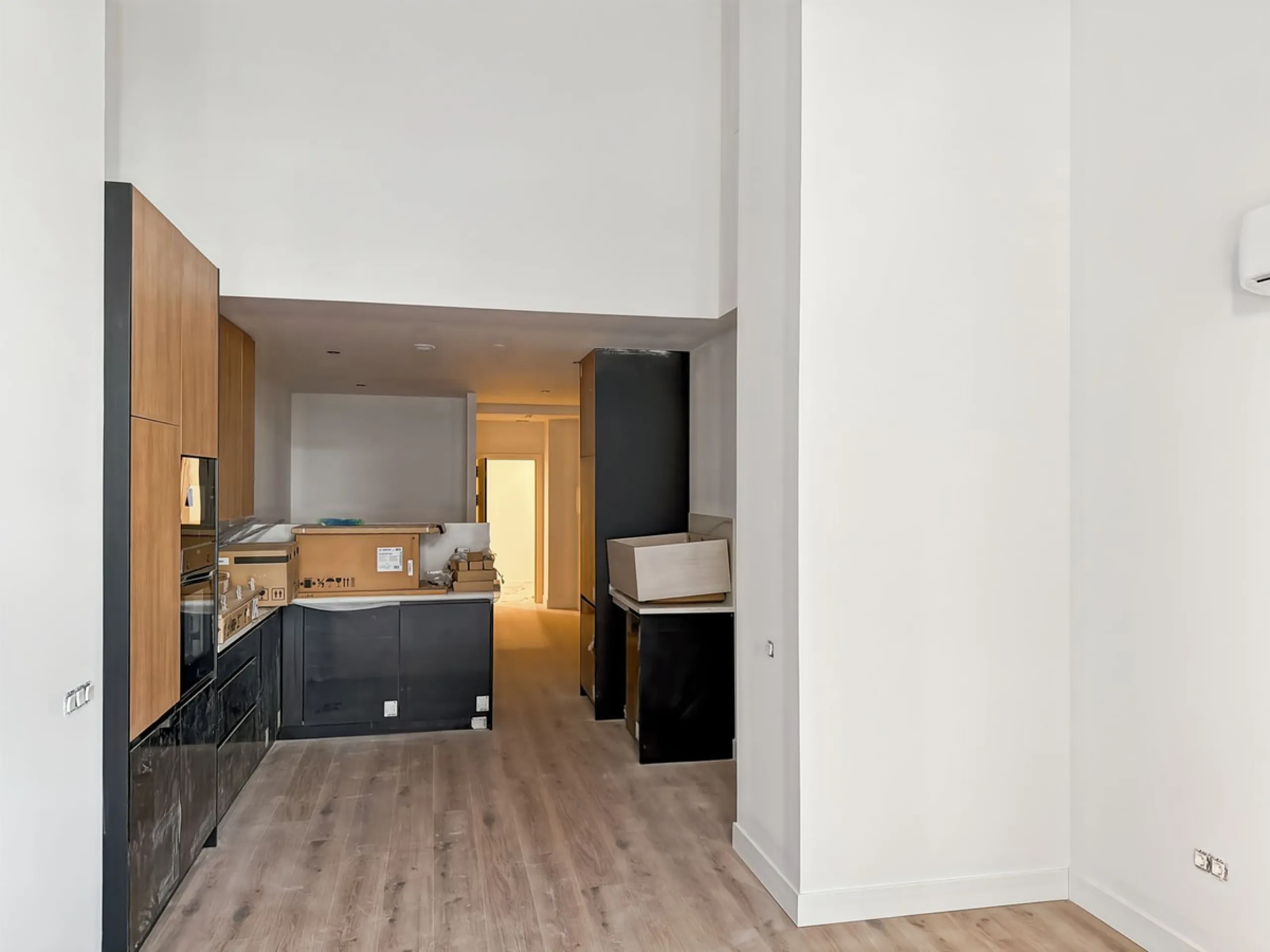 In the heart of Málaga, in the emblematic area of El Ejido and just a few steps from the Teatro Cánovas, this exclusive building of 8 tourist apartments represents an investment for those who seek more than numbers: they seek location, quality and long-te