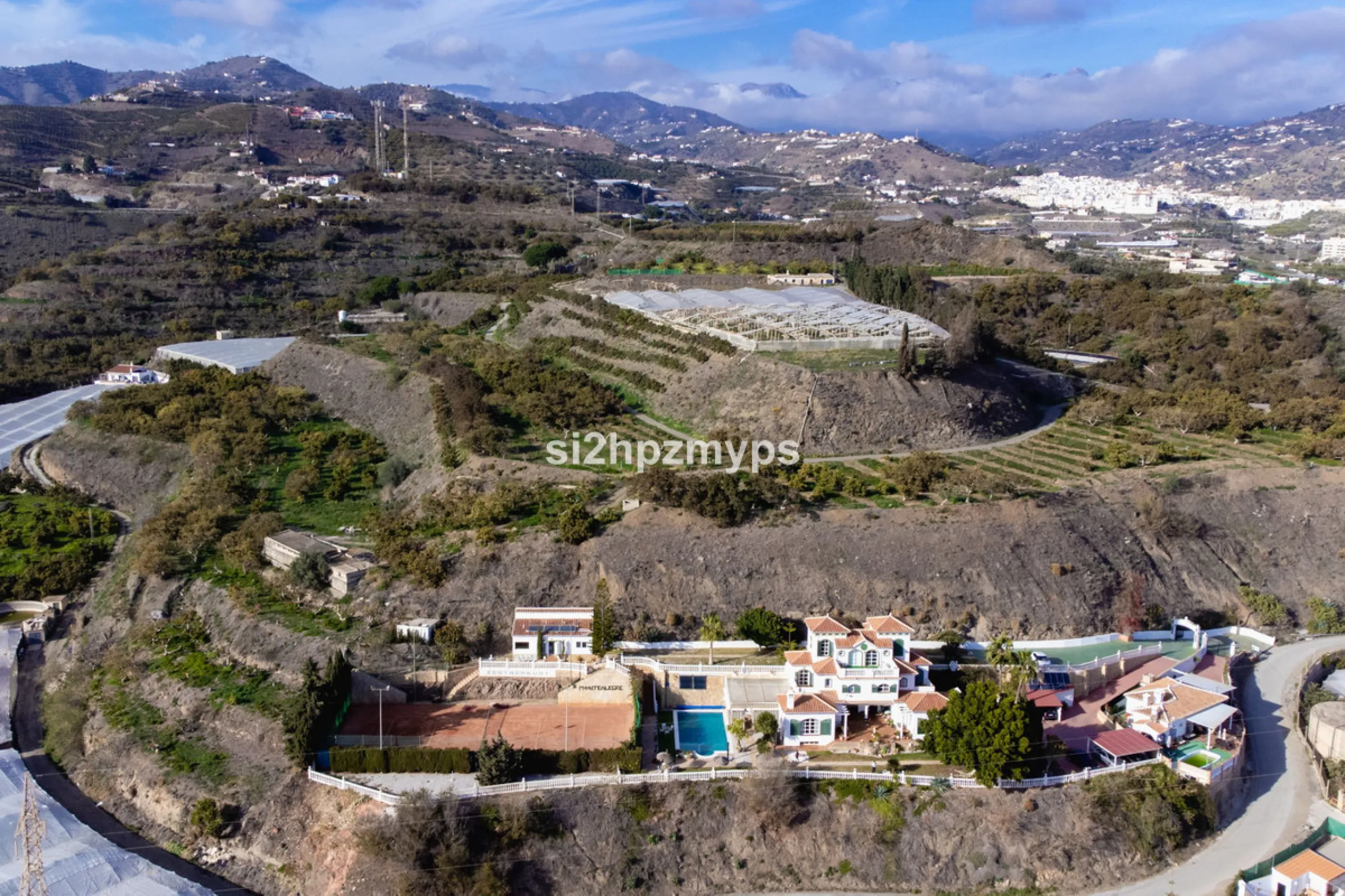 Große Villa in Torrox mit Tennisplatz und guten Geschäftsmöglichkeiten