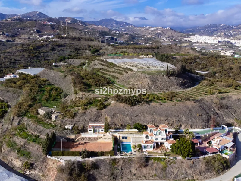 Große Villa in Torrox mit Tennisplatz und guten Geschäftsmöglichkeiten