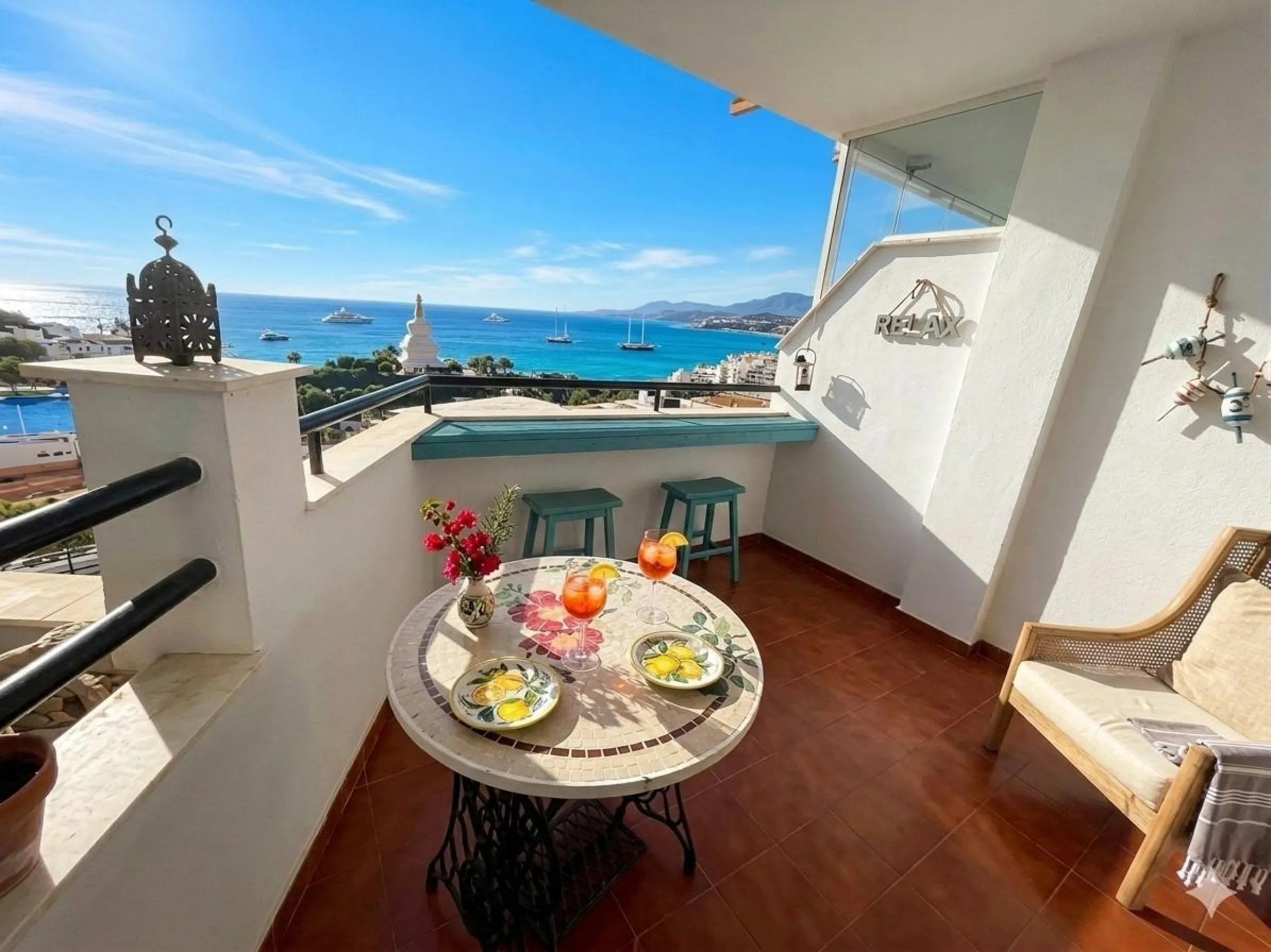 Apartment - Middle Floor Apartment в продаже в Benalmadena, Málaga. В доме 3 спален и 2 ванных комнат. Площадь дома 98 м²
