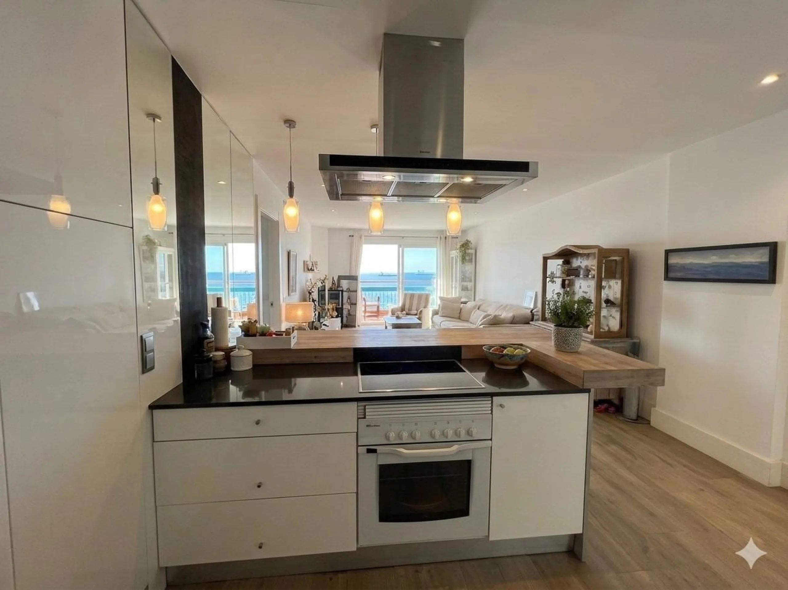 Apartment - Middle Floor Apartment в продаже в Benalmadena, Málaga. В доме 3 спален и 2 ванных комнат. Площадь дома 98 м²