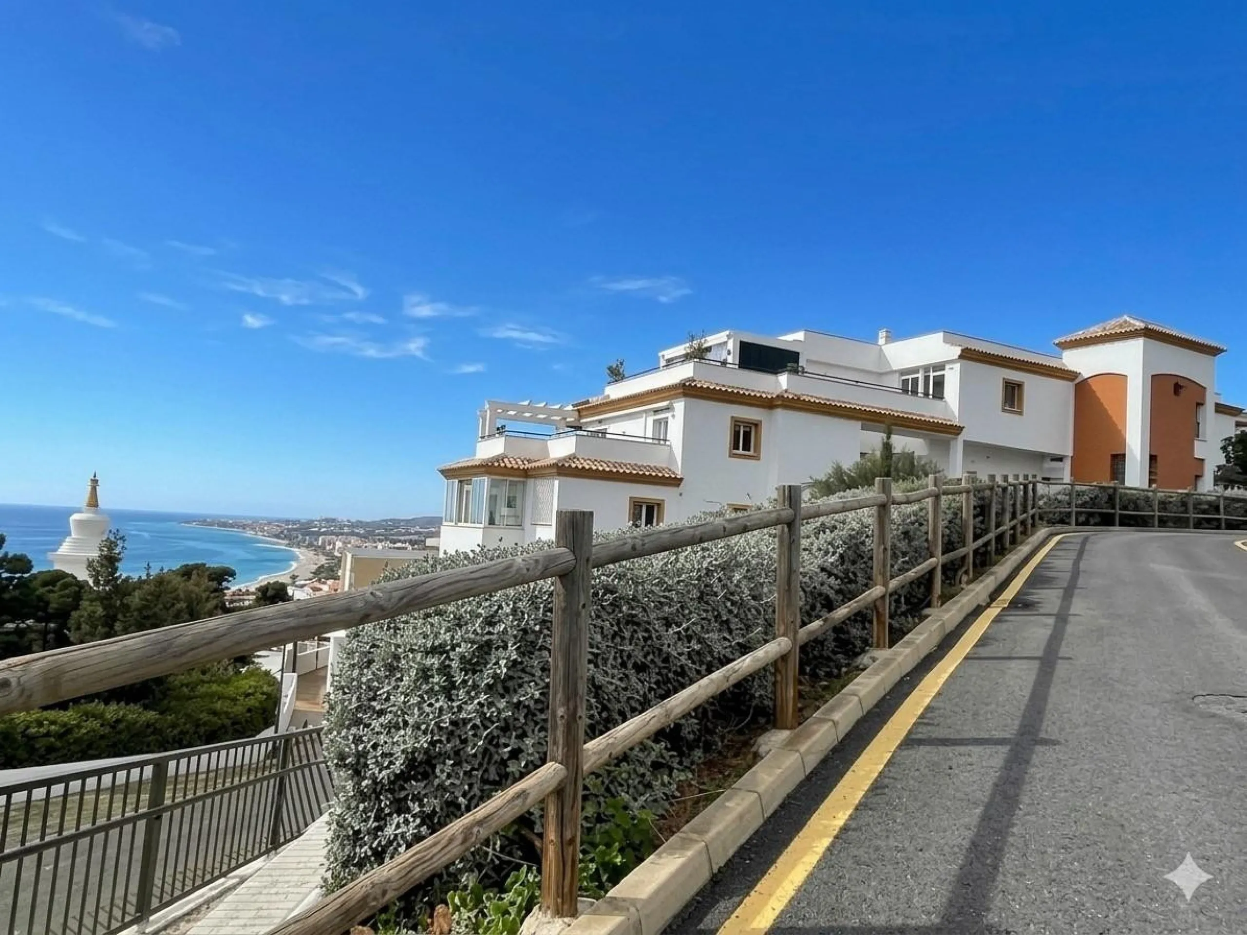 Apartment - Middle Floor Apartment в продаже в Benalmadena, Málaga. В доме 3 спален и 2 ванных комнат. Площадь дома 98 м²