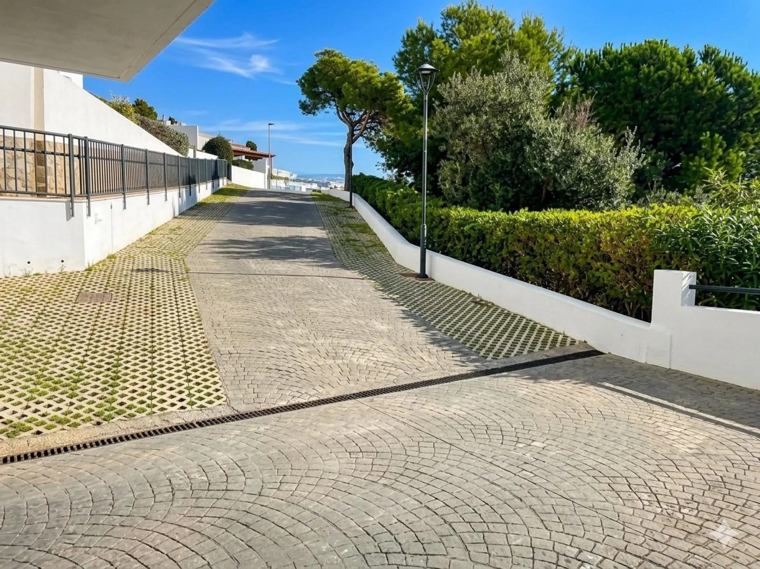 Apartment - Middle Floor Apartment в продаже в Benalmadena, Málaga. В доме 3 спален и 2 ванных комнат. Площадь дома 98 м²