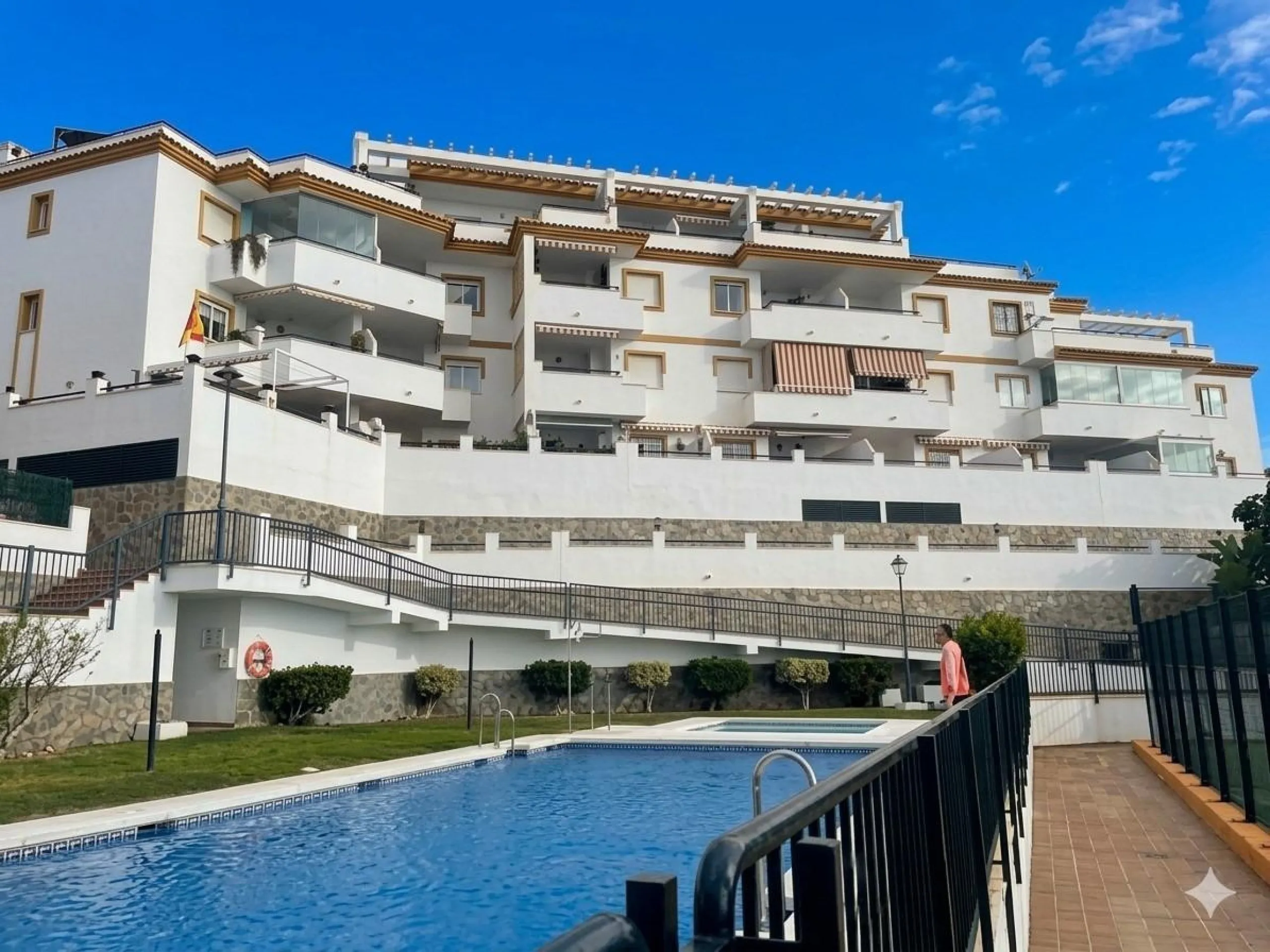 Apartment - Middle Floor Apartment в продаже в Benalmadena, Málaga. В доме 3 спален и 2 ванных комнат. Площадь дома 98 м²